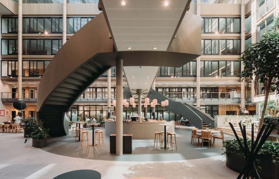 Tòa nhà văn phòng trong khuôn viên sân vận động Edge, Amsterdam (Hà Lan) được khai trương vào đầu năm 2023, có chi phí hơn 40 triệu euro. Đây là một tòa nhà đa khách thuê, chủ yếu là các công ty phần mềm và công nghệ lớn, bao gồm Salesforce, Miro và Edge Workspaces.