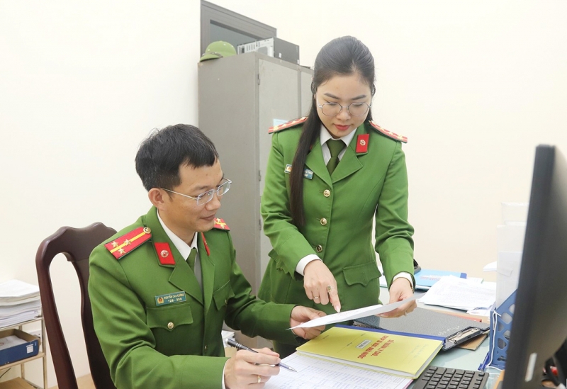 Cán bộ Trại tạm giam Công an Hà Tĩnh đối chiếu, rà soát lại danh sách cử tri là người đang bị tạm giữ, tạm giam.