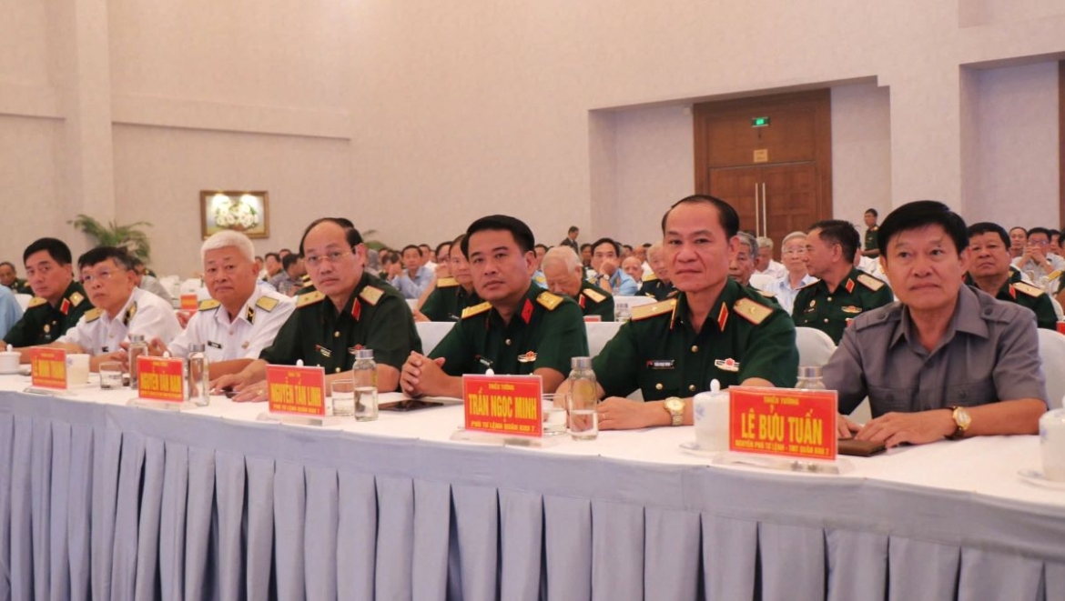 Các đại biểu tham dự buổi họp mặt