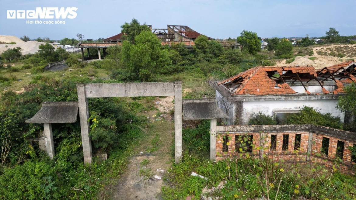 Tuy nhiên, trong quá trình triển khai, dự án gặp nhiều khó khăn về nguồn vốn và nhân lực. Việc thi công vì thế kéo dài nhiều năm và đến tháng 7/2009 thì phải dừng hẳn.