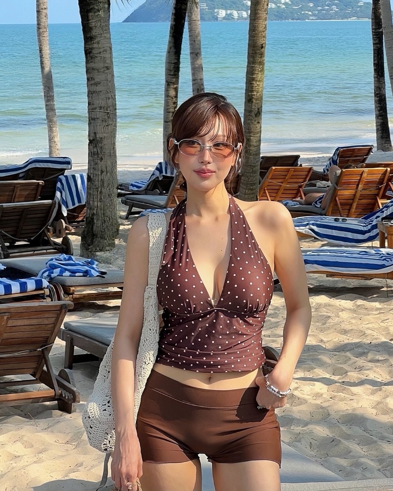 Ca sĩ Min gợi cảm bên bờ biển.