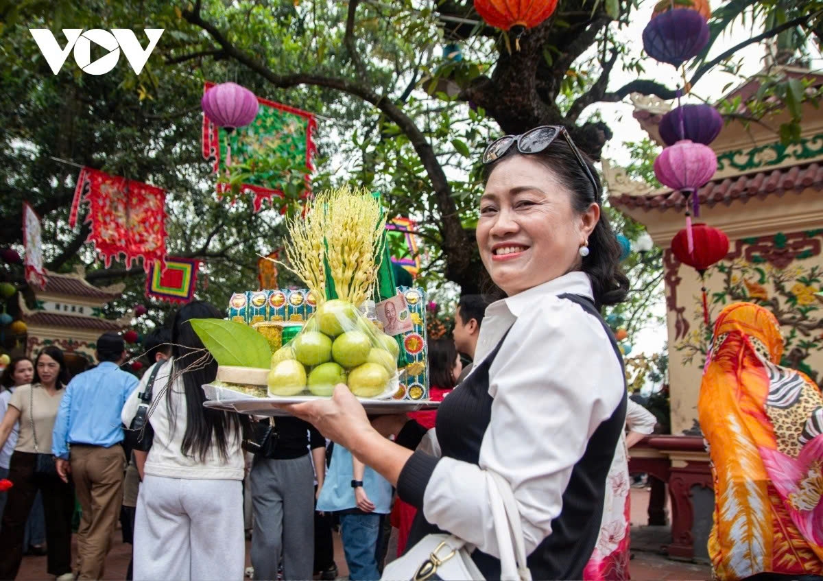 “My family visits the temple every year on the first full moon,” says Thu Huong, 52, a Hanoi resident. “Although it is crowded, everyone remains respectful. I hope for a peaceful new year, smooth work, and good progress in my children’s studies.”