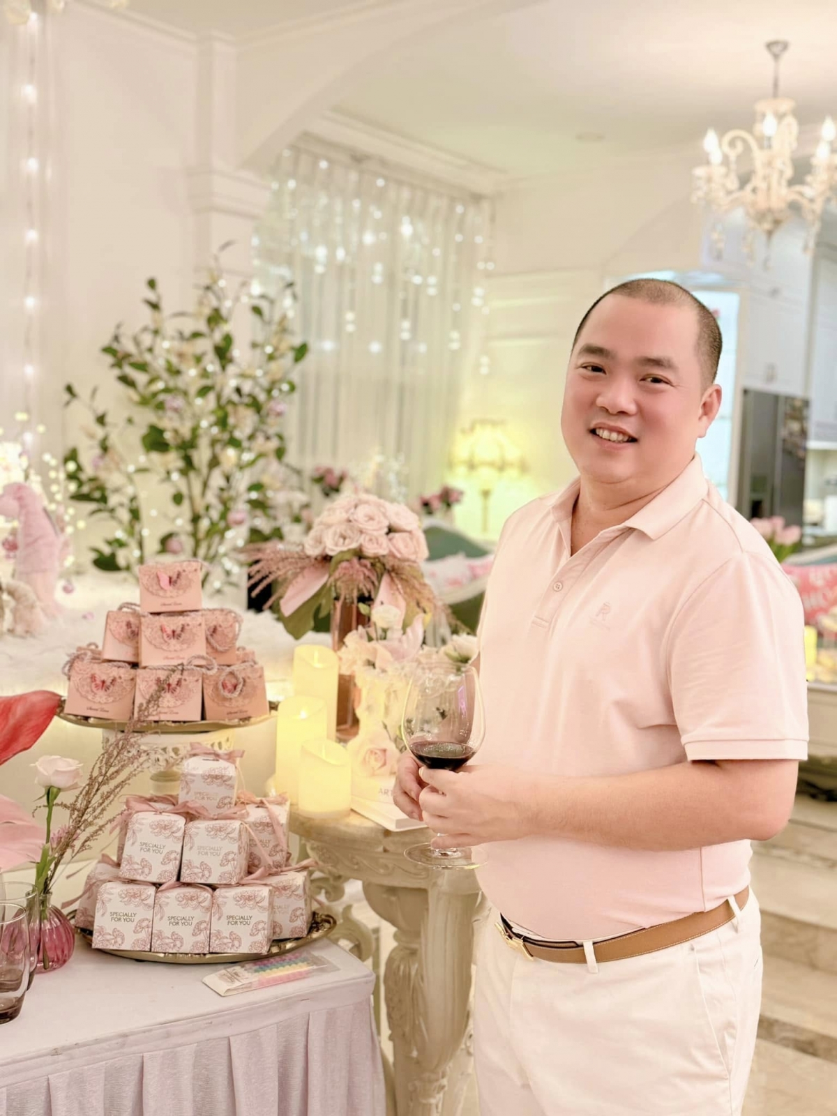 Tràn lan thông tin "Nhạc sĩ Minh Khang đính chính" từ các tài khoản MXH giả mạo trong khi người được nhắc đến vẫn chưa có bất cứ động thái nào. Theo ghi nhận, cả Minh Khang và Thúy Hạnh đều đã tạm khóa phần bình luận trên trang cá nhân.