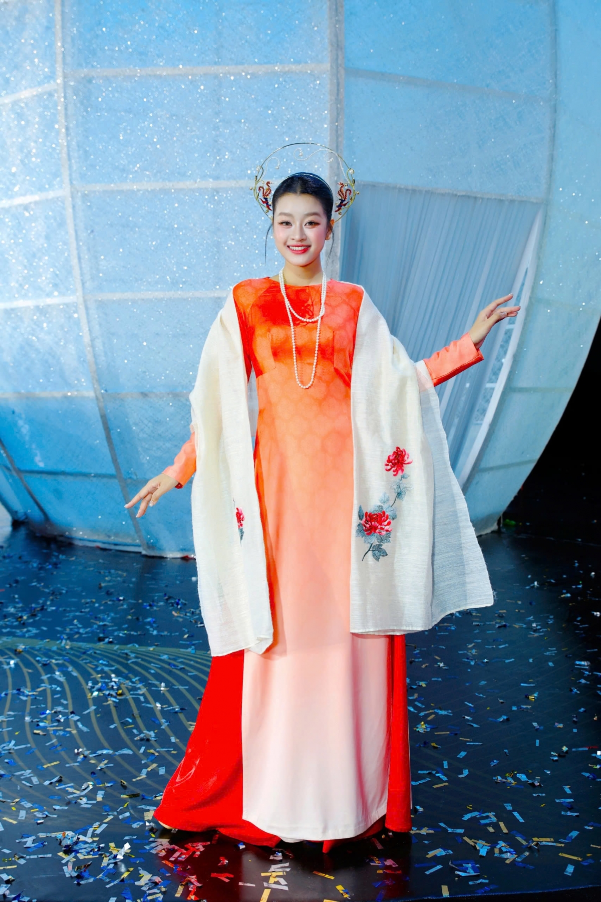 Áo dài vải tơ tằm cùng khăn sợi dứa, thêu tay thủ công hoa cúc.