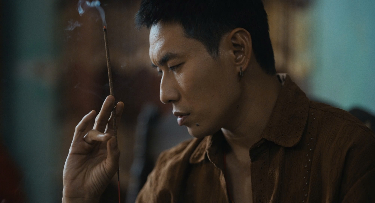 Kiều Minh Tuấn lần đầu đảm nhận vai pháp sư, một hình tượng đậm màu sắc tâm linh.