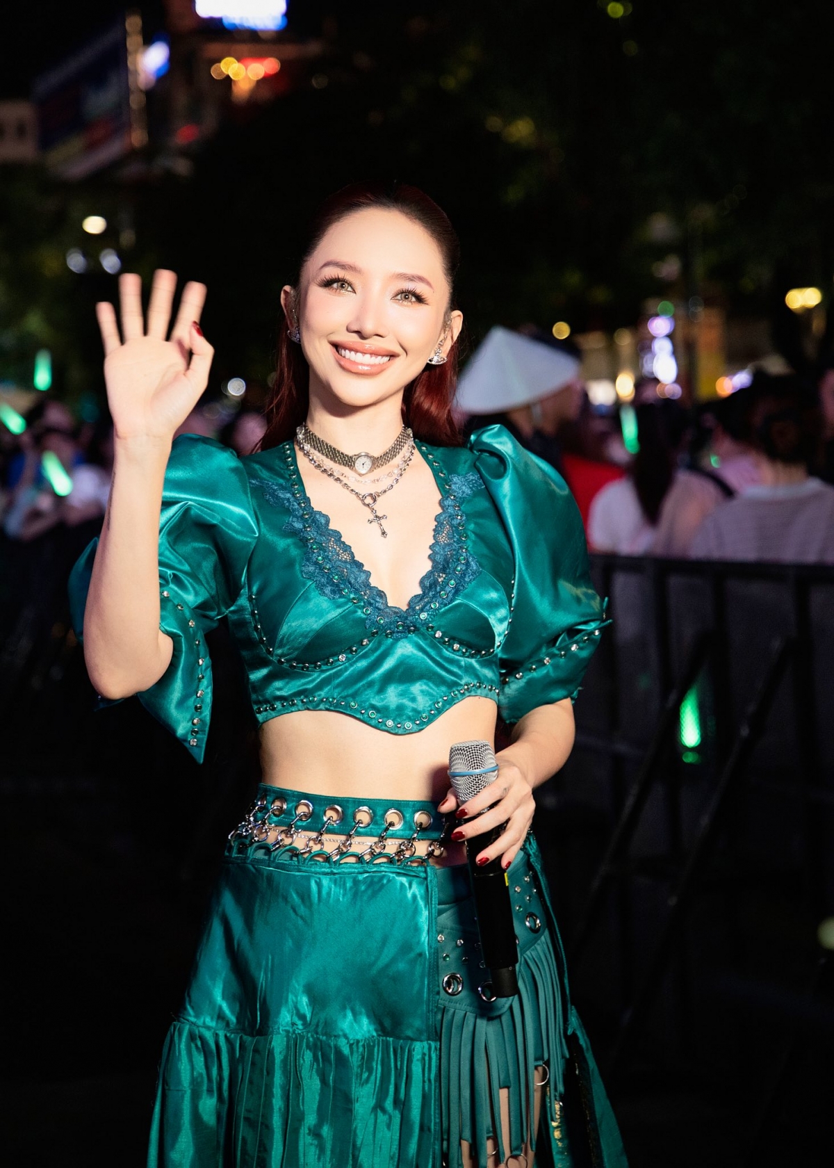 Thời gian gần đây, Tóc Tiên vướng nghi vấn sang Trung Quốc ghi hình show đình đám Tỷ tỷ đạp gió 2026. Nữ ca sĩ 8x cho biết sẽ không đăng ký đi thi mà tập trung vào các dự án âm nhạc phù hợp. Tóc Tiên viết: "Bé chỉ ở Việt Nam tập trung hết sức cho âm nhạc và các dự án phù hợp. Bé không còn sức đi thi thố gì nữa đâu ạ. Bé chỉ còn sức làm nhạc làm nhạc và làm nhạc". Động thái này của nữ ca sĩ 8x được cho là phủ nhận hoàn toàn thông tin này.