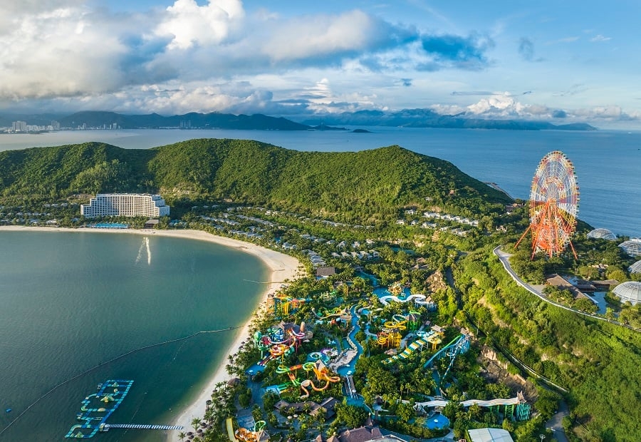 Toàn cảnh đảo Hòn Tre - điểm đến nghỉ dưỡng và vui chơi giải trí hàng đầu tại vịnh Nha Trang.