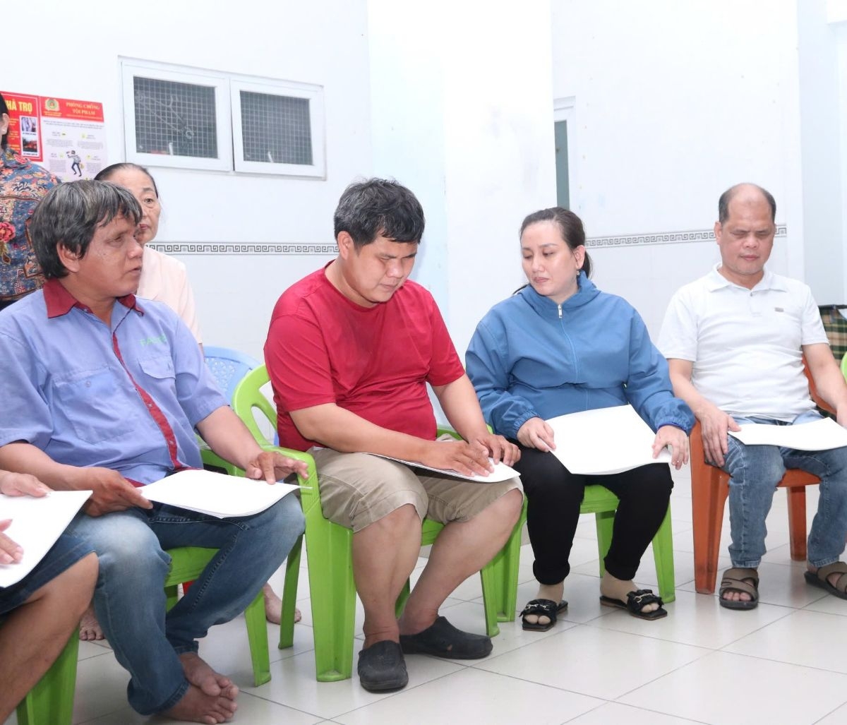 Buổi tuyên truyền được tổ chức ngay tại khu trọ, giúp cử tri khiếm thị thuận tiện tiếp cận thông tin bầu cử