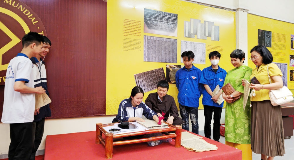 Các em học sinh trải nghiệm in mộc bản