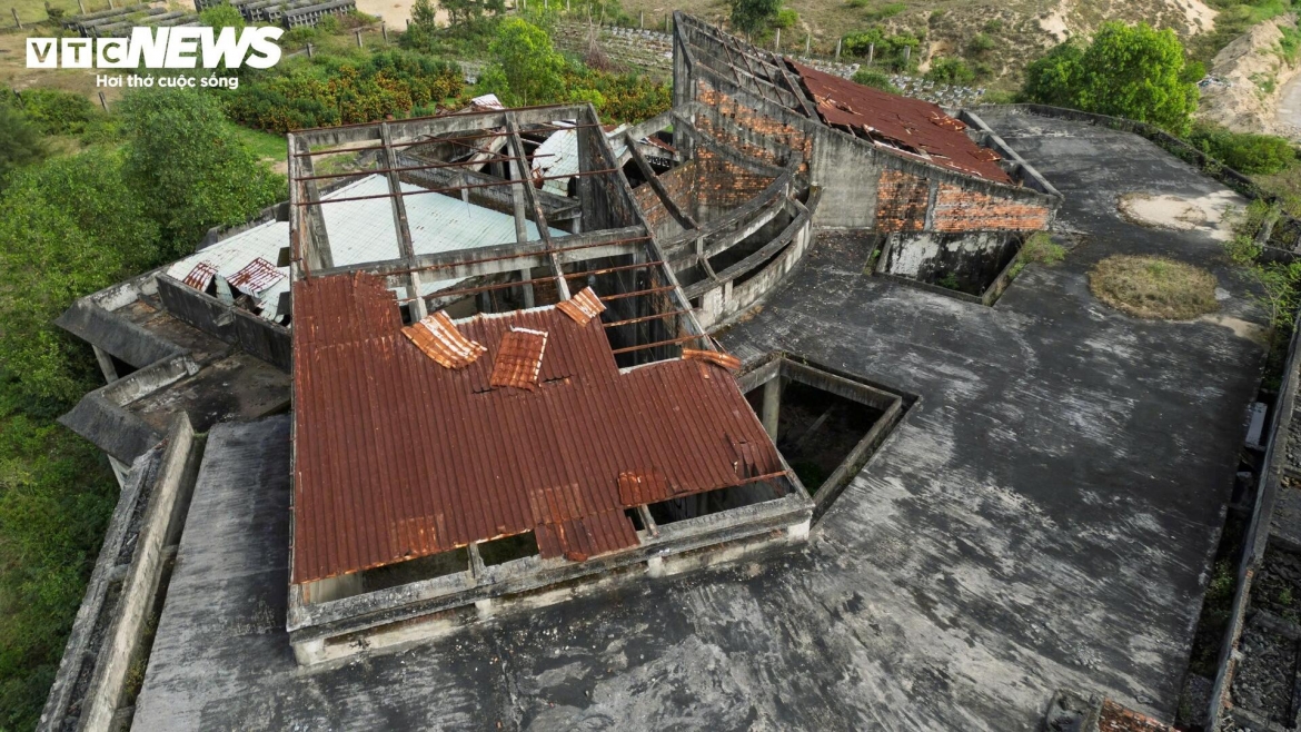 Trải qua hơn 20 năm, nhà hỏa táng giờ đây chỉ còn là một khối bêtông cũ kỹ, xuống cấp nghiêm trọng. Cỏ dại mọc um tùm, tường rào hư hỏng, nhiều hạng mục bị hủy hoại bởi thời gian và thời tiết.