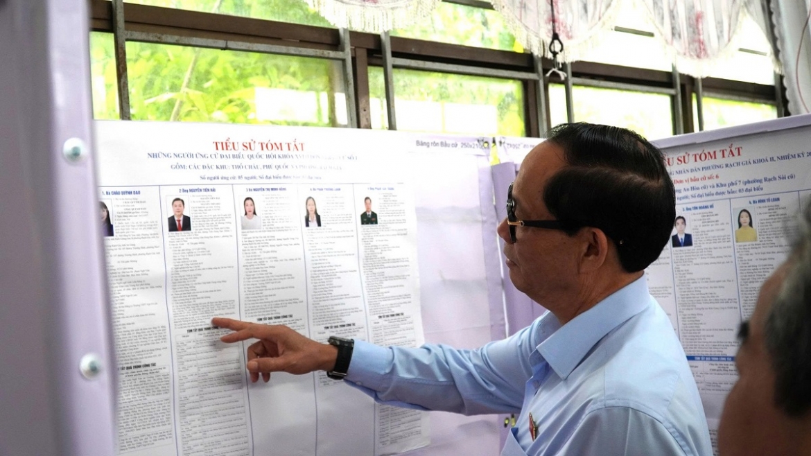 Thượng tướng Trần Quang Phương kiểm tra việc niêm yết danh sách cử tri tại khu vực bỏ phiếu phường Rạch Giá.