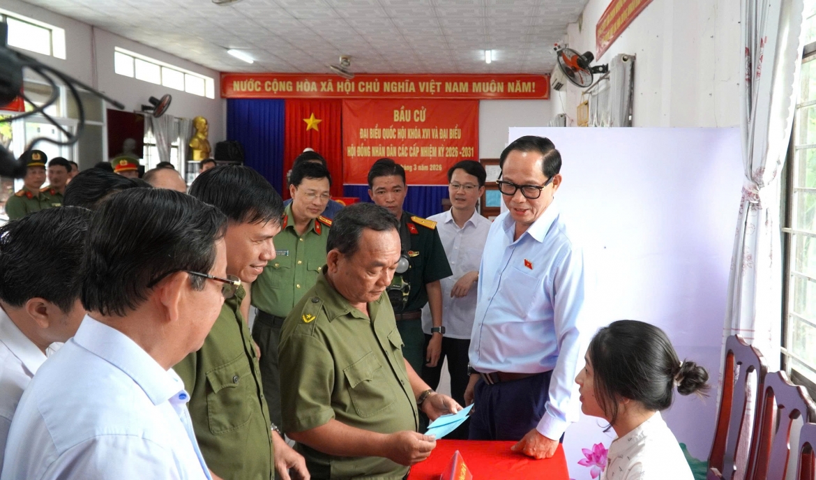 Phó Chủ tịch Quốc hội Trần Quang Phương kiểm tra bố trí thùng phiếu và phương án tổ chức bỏ phiếu tại khu vực bầu cử.