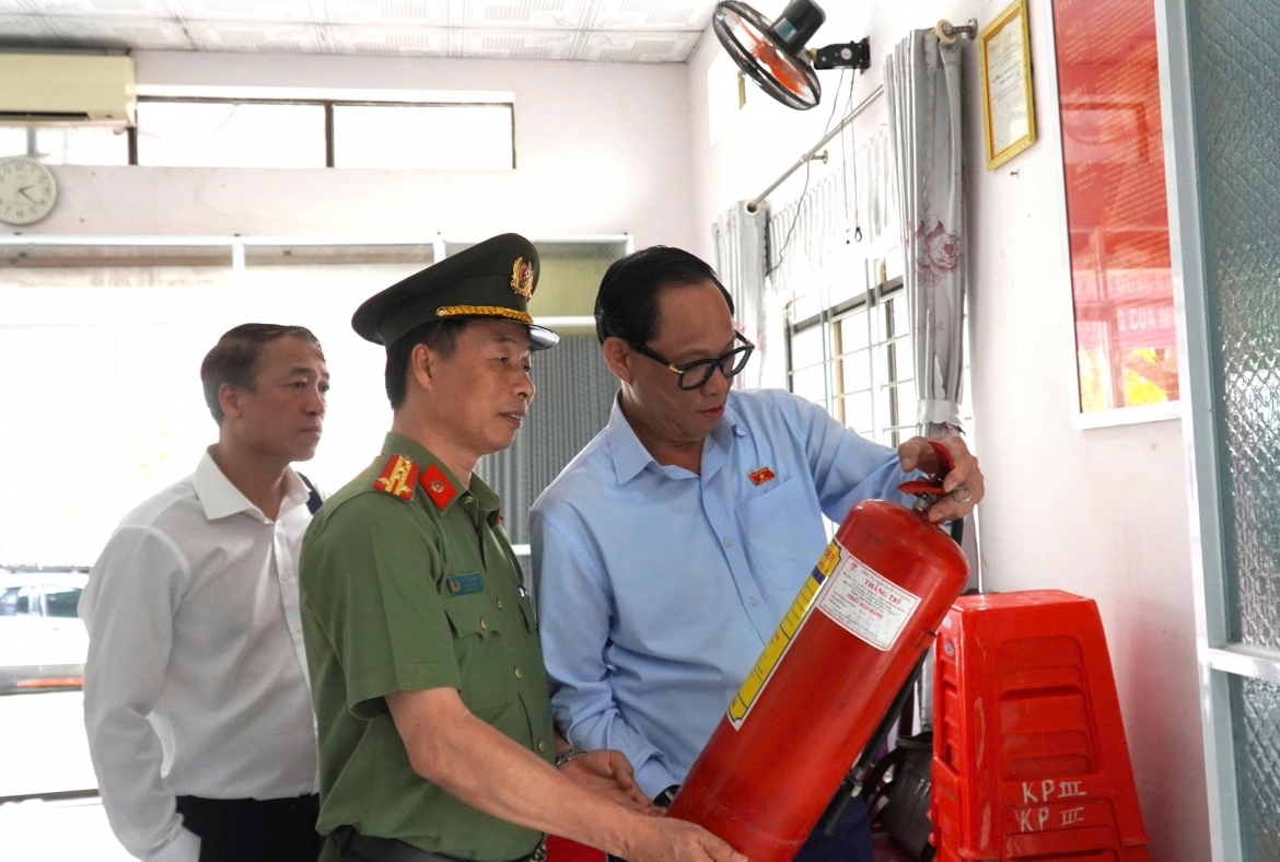 Phó Chủ tịch Quốc hội, Thượng tướng Trần Quang Phương, Ủy viên Hội đồng Bầu cử quốc gia, Trưởng Tiểu ban làm Trưởng đoàn đến kiểm tra kiểm tra, giám sát công tác bảo đảm an ninh, trật tự, an toàn xã hội bầu cử đại biểu Quốc hội khóa XVI và bầu cử đại biểu Hội đồng nhân dân các cấp nhiệm kỳ 2026 - 2031 tại khu vực bỏ phiếu khu phố 3, Tổ bầu cử số 68, Đơn vị bầu cử số 6, phường Rạch Giá, tỉnh An Giang.