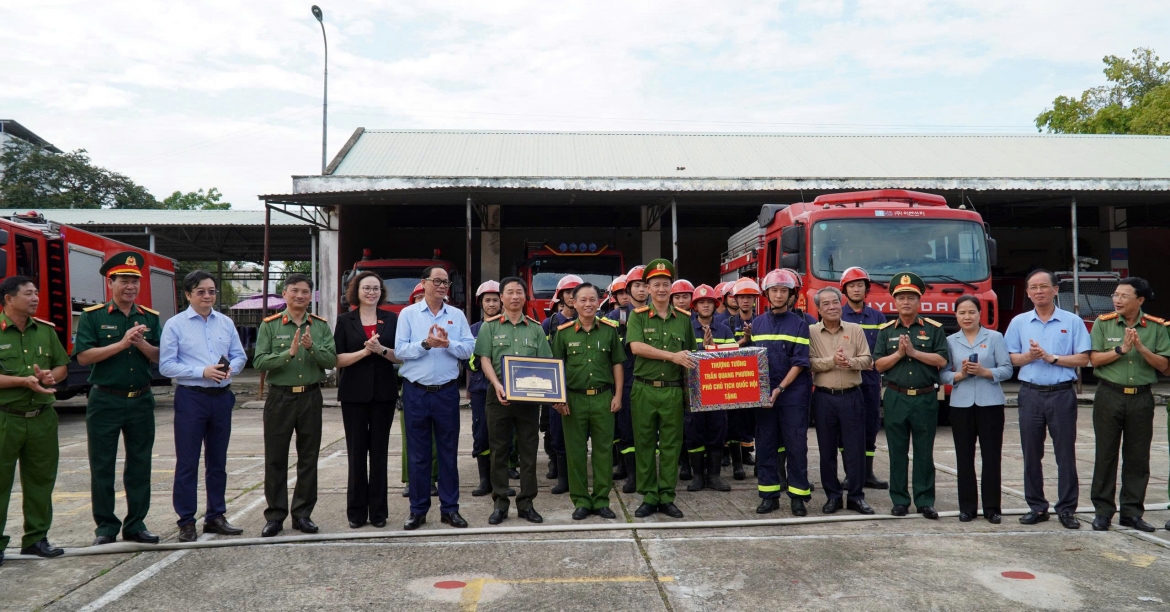 Phó Chủ tịch Quốc hội, Thượng tướng Trần Quang Phương kiểm tra kiểm tra, giám sát công tác bảo đảm an ninh, trật tự, an toàn xã hội bầu cử đại biểu Quốc hội khóa XVI và bầu cử đại biểu Hội đồng nhân dân các cấp nhiệm kỳ 2026 - 2031 tại Phòng Cảnh sát phòng cháy, chữa cháy và cứu nạn, cứu hộ Công an tỉnh An Giang.