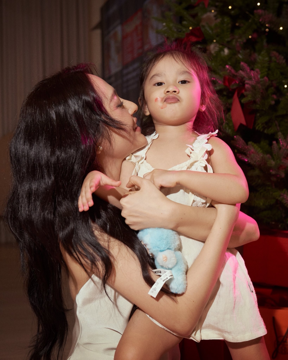 Bảo Anh sinh năm 1992, nổi tiếng từ khi tham gia chương trình Giọng hát Việt 2012. Cô là thành viên trong đội của huấn luyện viên Trần Lập. Nữ ca sĩ ghi dấu ấn với hình ảnh mong manh, chất giọng nhẹ nhàng. Bảo Anh ghi dấu ấn với các ca khúc nổi tiếng như Anh muốn em sống sao, Yêu một người vô tâm, Sống xa anh chẳng dễ dàng, Trái tim em cũng biết đau... Ở lĩnh vực điện ảnh, cô từng tham gia phim Nhà có 5 nàng tiên, Bẫy ngọt ngào.