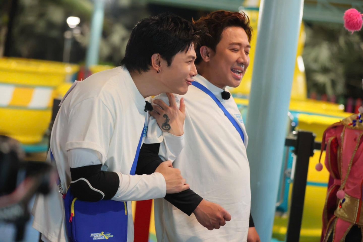 Tập cuối của Running Man Vietnam vừa lên sóng đã khiến khán giả không khỏi xôn xao. Trong thử thách mở màn, Anh Tú Atus tỏ ra hoang mang khi tham gia trò chơi bàn xoay khổng lồ và còn đùa xin chuẩn bị túi vì sợ nôn. Tuy nhiên, chỉ sau vòng quay đầu tiên, nam ca sĩ nhanh chóng xanh mặt, mất thăng bằng và phải nhờ ê-kíp hỗ trợ đưa ra ngoài nghỉ. Hình ảnh Anh Tú bật khóc sau đó khiến khán giả bất ngờ vì hiếm khi thấy anh trong trạng thái yếu ớt như vậy.