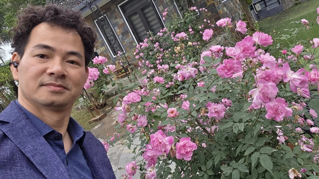 NSND Xuân Bắc tận hưởng niềm vui cùng các con làm vườn, trồng hoa, bắt sâu cho rau sau giờ làm khi ở nhà ngoại ô.