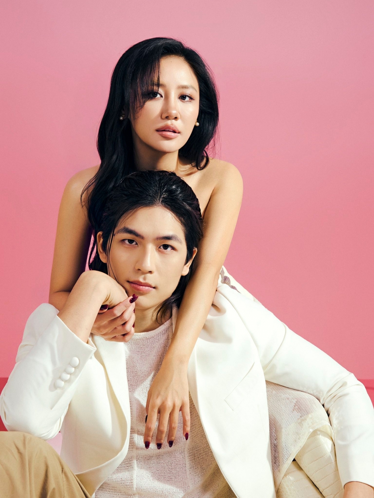 Trong phim, Văn Mai Hương và Quốc Anh đóng vai vợ chồng, dù ngoài đời chênh lệch nhau 4 tuổi. Nữ ca sĩ cho biết cả hai nuôi dưỡng cảm xúc một cách tự nhiên. Ngay từ lần đầu gặp Quốc Anh, nữ ca sĩ đã gọi nam diễn viên là "anh". Theo cô, cách xưng hô thay đổi giúp tạo cảm giác gần gũi hơn. Ngoài thời gian quay phim, cả hai cũng thường xuyên gặp gỡ, tụ họp vui chơi.