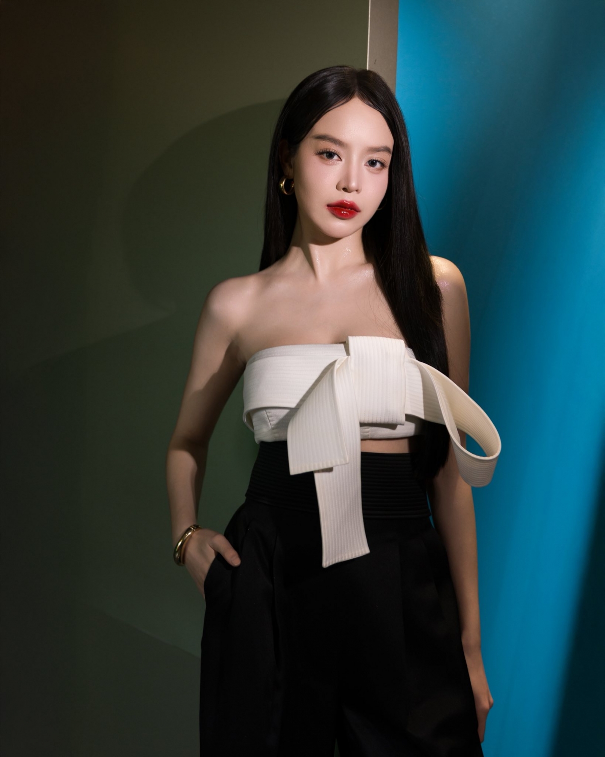 Trước tin đồn Hoa hậu Thanh Thủy hẹn hò Trịnh Thăng Bình, công ty chủ quản đã chính thức lên tiếng. Trong thông báo, công ty Sen Vàng cho biết Thanh Thuỷ vẫn đang tập trung vào các dự án chuyên môn, những chương trình xã hội cũng như các kế hoạch phát triển trong thời gian tới. Phía công ty nhấn mạnh luôn tôn trọng đời sống cá nhân của các nghệ sĩ, cho rằng mỗi cá nhân đều có không gian riêng và quyền đưa ra những lựa chọn phù hợp cho cuộc sống của mình.