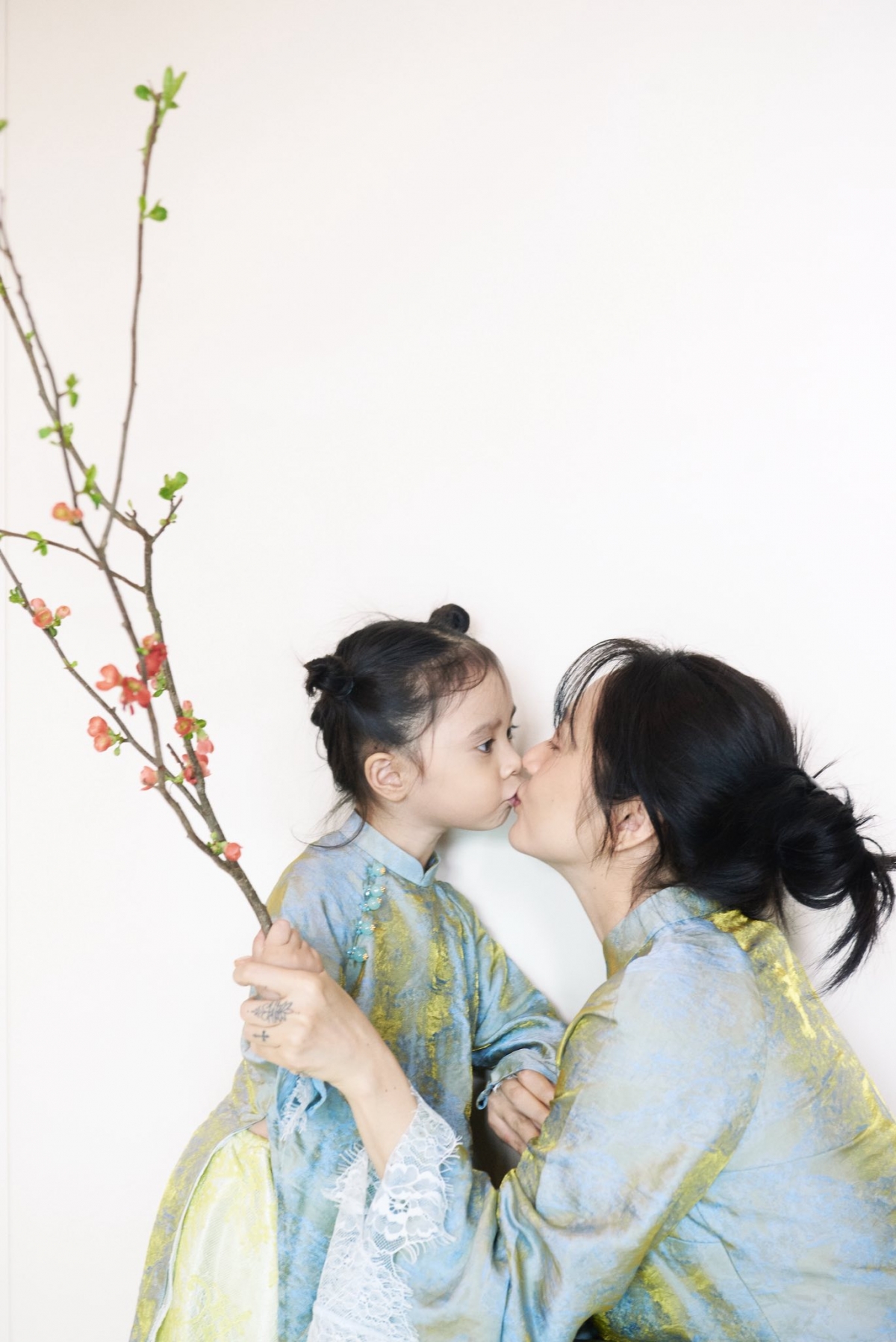 Bảo Anh từng là thí sinh của chương trình Chị đẹp đạp gió rẽ sóng nhưng đã xin rút lui ngay trước vòng công diễn 1 với lý do sức khỏe. Sau đó không lâu, cô xuất hiện trong chương trình Em xinh "say hi". Trong chương trình Em xinh "say hi", Bảo Anh gây chú ý khi lần đầu đưa con gái Misumi lên sân khấu. Dưới khán đài, mẹ của Bảo Anh nghẹn ngào chia sẻ: "Bảo Anh trưởng thành rất nhiều từ khi làm mẹ và tôi thực sự xúc động, không thể kìm được nước mắt".