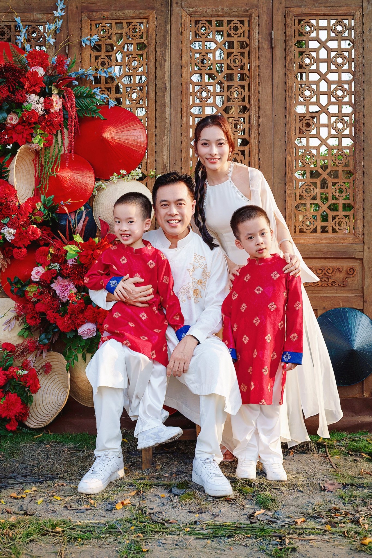 Gia đình Dương Khắc Linh - Sara Lưu. Ảnh: FBNV