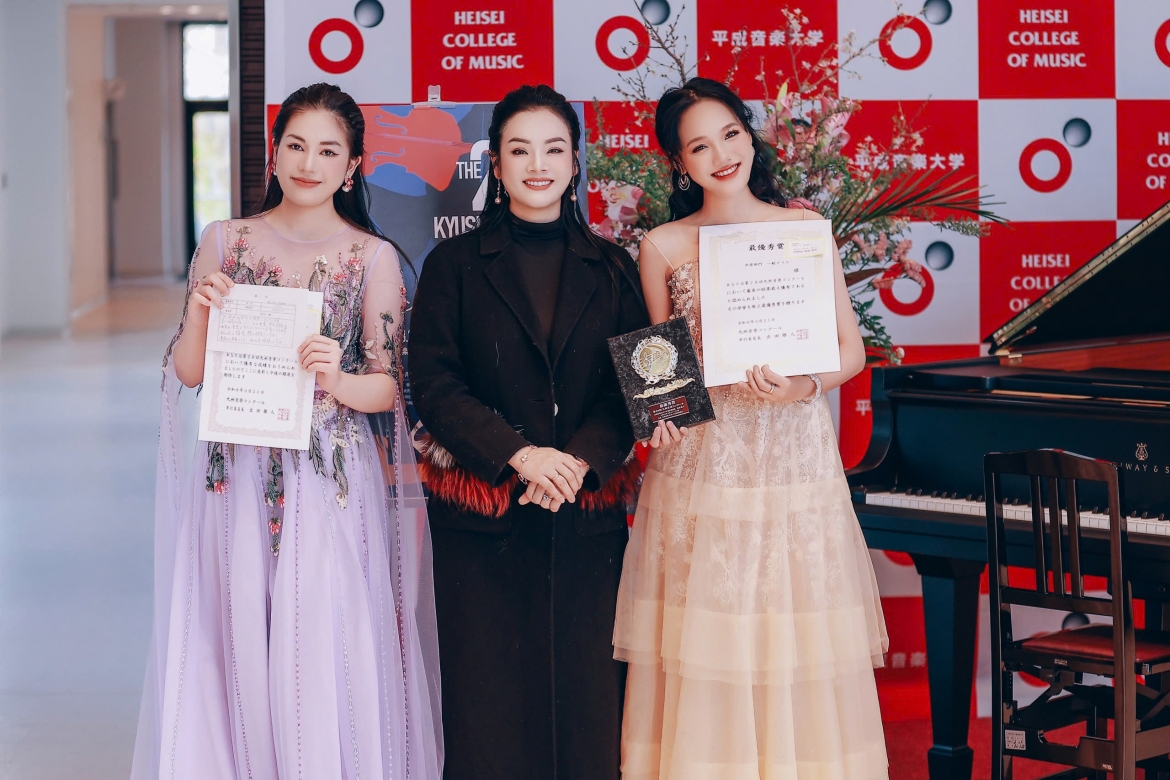 NSƯT Tân Nhàn và hai học trò Dương Ngọc Ánh (phải), Lê Khánh Chi (trái).