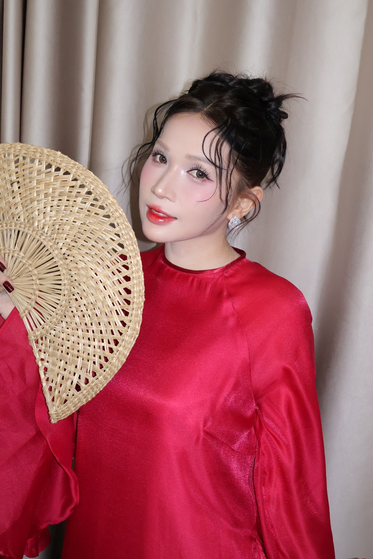 Bên cạnh vai trò diễn viên, Khả Như còn lấn sân kinh doanh. Sau 15 năm hoạt động nghệ thuật kết hợp kinh doanh, nữ diễn viên tích góp được khối tài sản đáng nể. Năm 2020, cô đảm nhận vai trò giám đốc điều hành một công ty truyền thông. Công ty mà Khả Như làm việc hoạt động trong lĩnh vực đầu tư phim ảnh. Một số phim họ đã đầu tư như: Trạng Quỳnh, Anh thầy ngôi sao, Siêu quậy có bầu, Chị chị em em... 