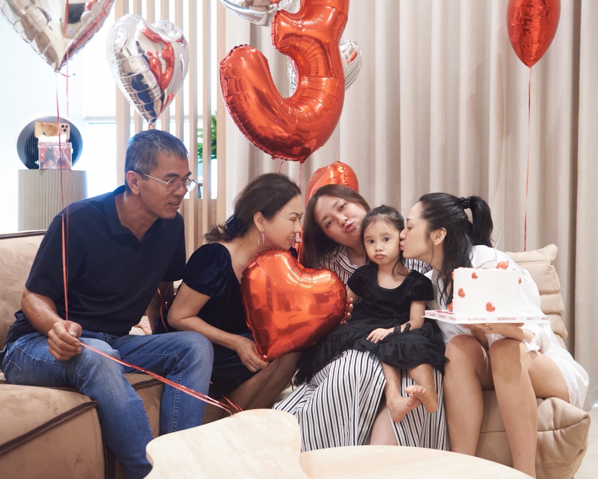 Bảo Anh cùng bố mẹ ruột và em gái tự tay trang trí nhà cửa, chuẩn bị một bữa tiệc sinh nhật ấm cúng cho bé Misumi tại phòng khách của gia đình.