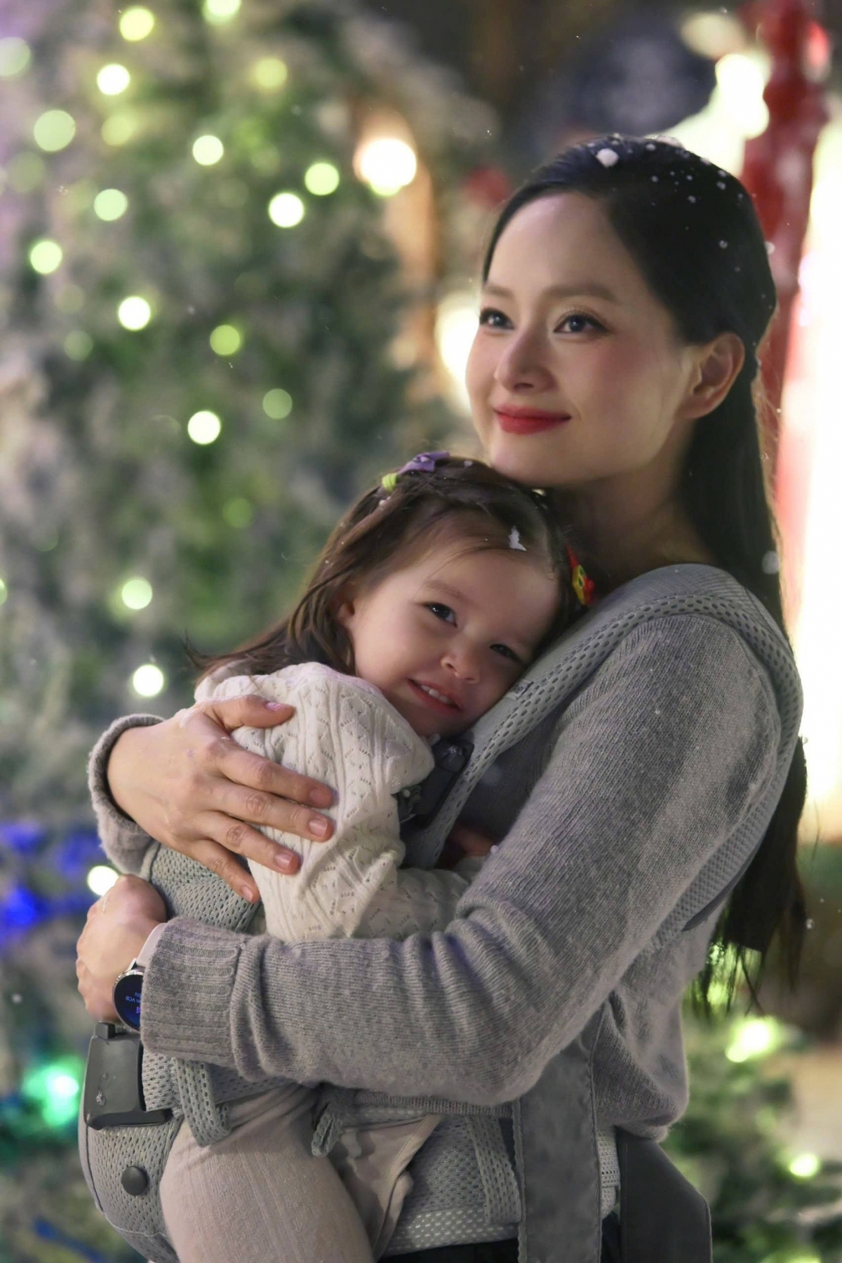 Nhân ngày sinh nhật, diễn viên Lan Phương đăng ảnh chụp cùng con gái. “Hai con là món quà tuyệt vời nhất mà mẹ có trong cuộc đời này”, cô viết.