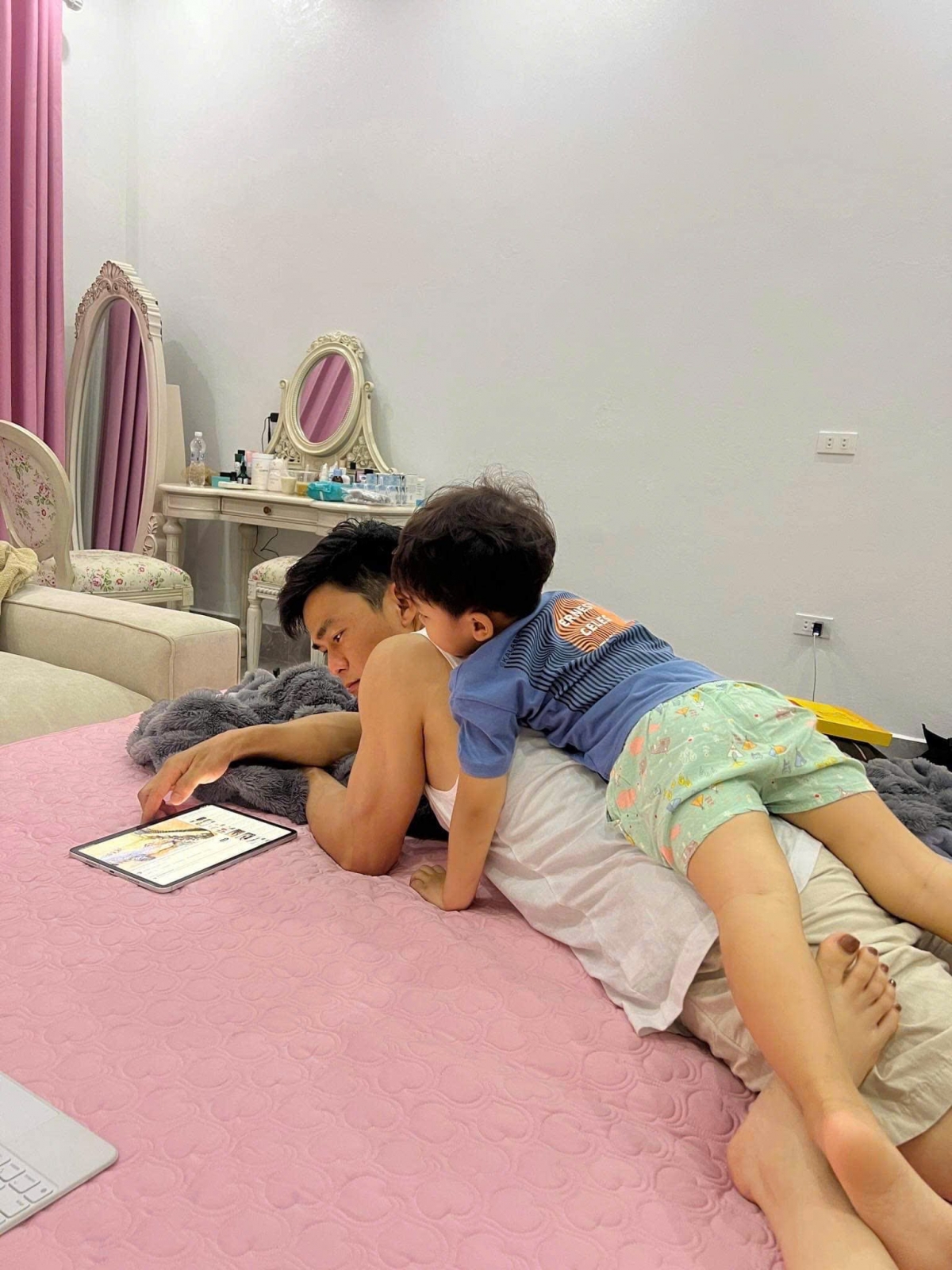 Bạn trai Hòa Minzy và bé Bo