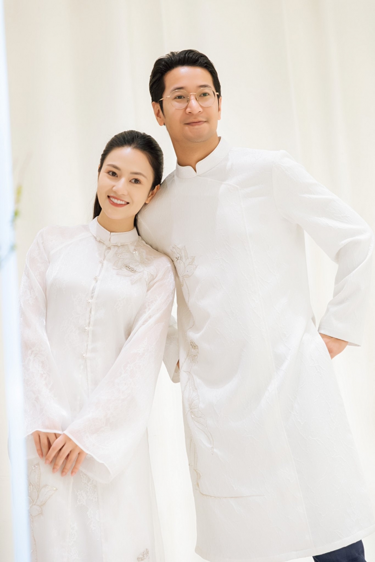 Việt Hoa và Vương Trọng Trí đi thử áo dài cưới. Ảnh: FBNV