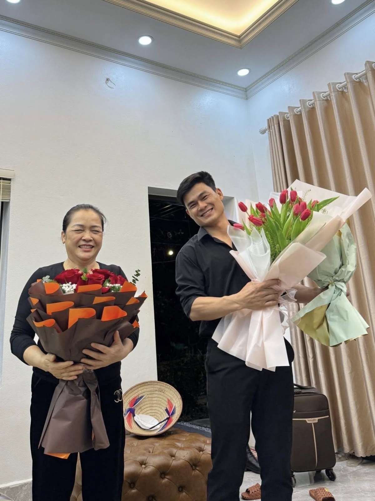 Mẹ Hòa Minzy hạnh phúc khi con gái có người thương