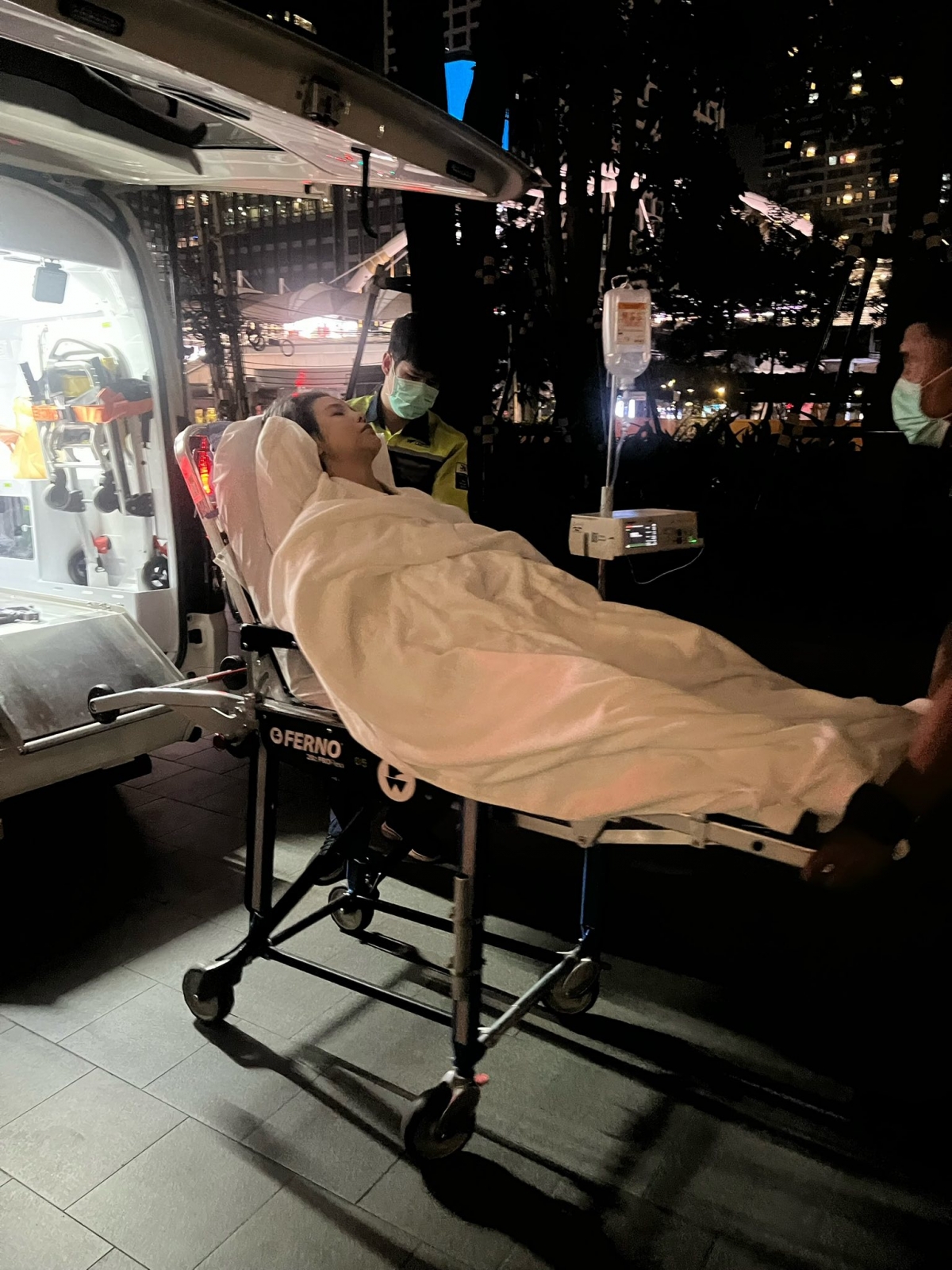 Hình ảnh Vũ Cát Tường được đưa đi cấp cứu bằng xe cứu thương