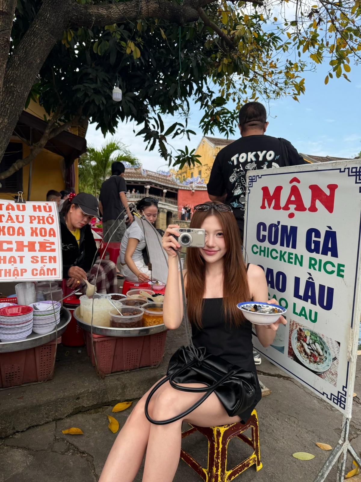 Uyển Ân đăng tải những hình ảnh dạo chơi, thưởng thức ẩm thực tại phố cổ Hội An.