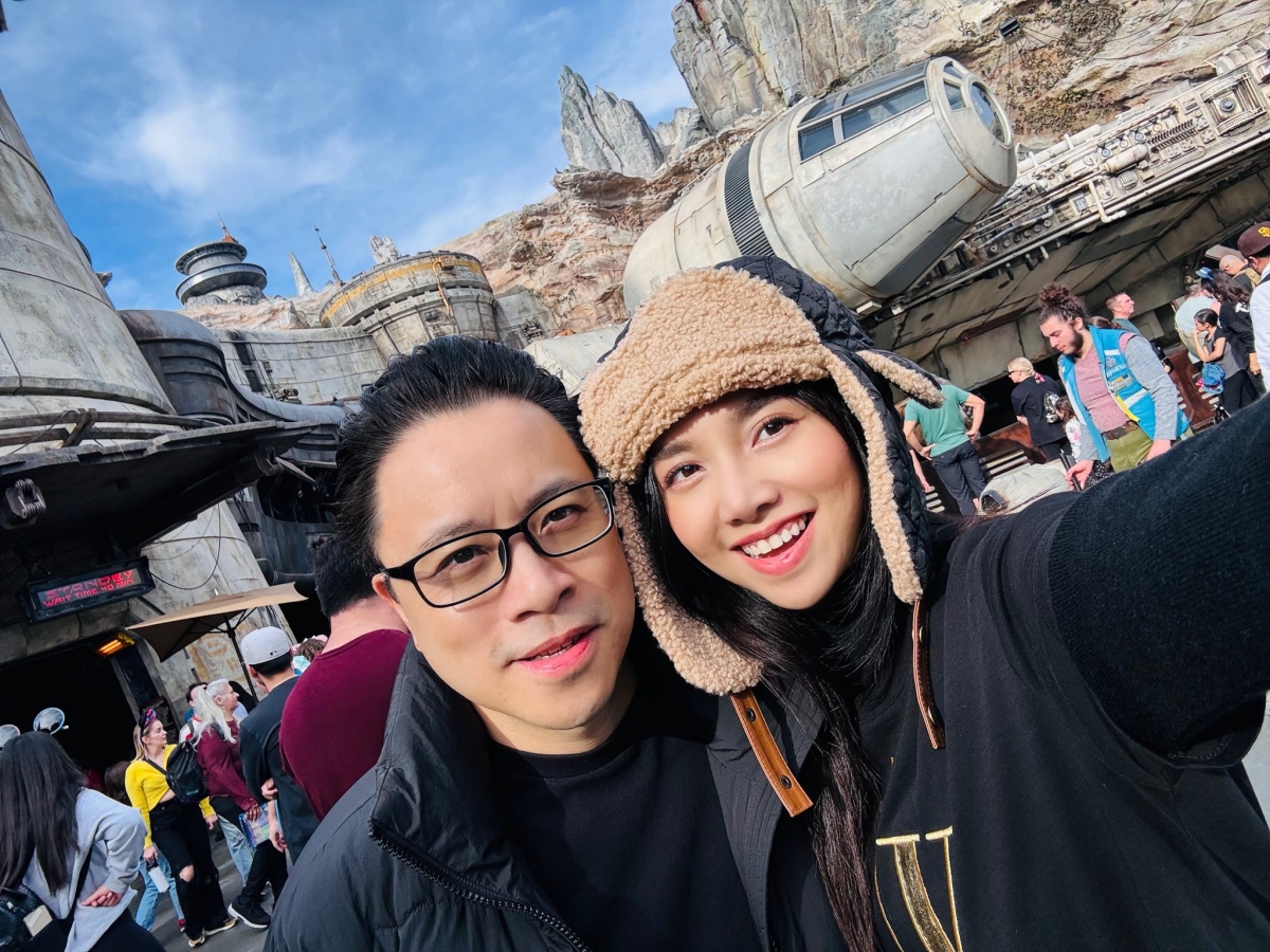 Đinh Ngọc Diệp sinh năm 1984, từng làm MC trước khi rẽ hướng làm người mẫu, diễn viên. Cô từng đoạt danh hiệu Hoa khôi Tây Đô 2004 và Người mẫu được yêu thích tại giải Người mẫu Việt Nam năm 2006. Cô nổi tiếng qua các phim "Hoa dã quỳ", "Thiên sứ lông bông", "Cưới ngay kẻo lỡ", "Nàng men chàng bóng"... Victor Vũ sinh năm 1975. Sau thời gian làm việc tại nước ngoài, anh về nước hoạt động, ghi dấu ấn qua các phim "Chuyện tình xa xứ", "Giao lộ định mệnh", "Thiên mệnh anh hùng", "Scandal", "Quả tim máu"... 