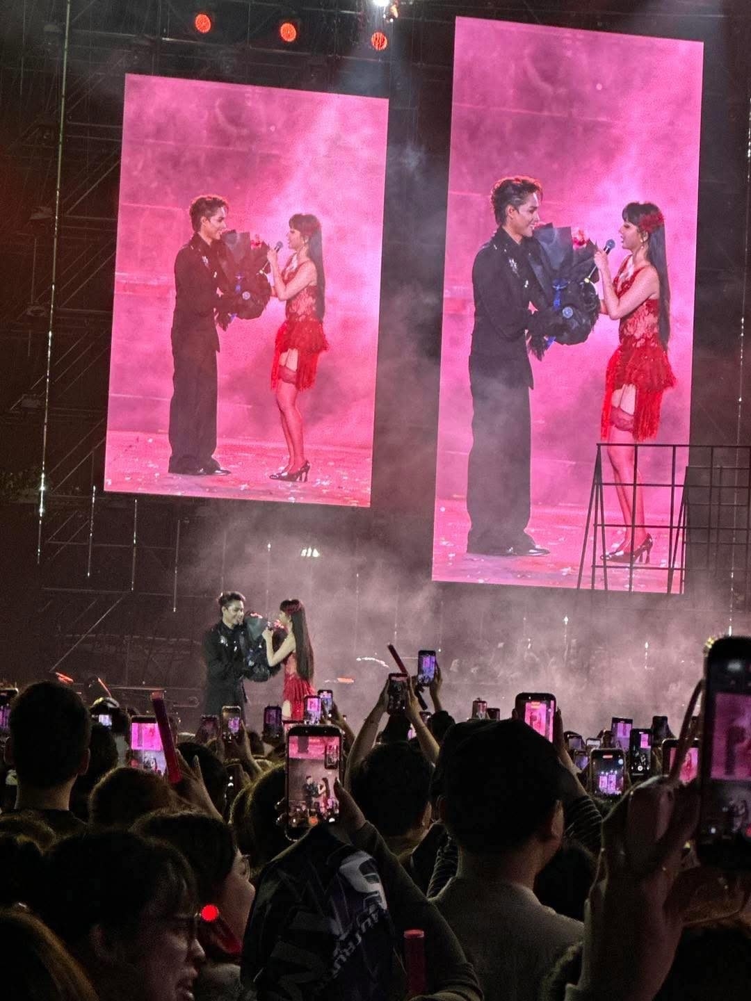 Khoảnh khắc Tăng Duy Tân tặng hoa cho Bích Phương. Ảnh: MXH