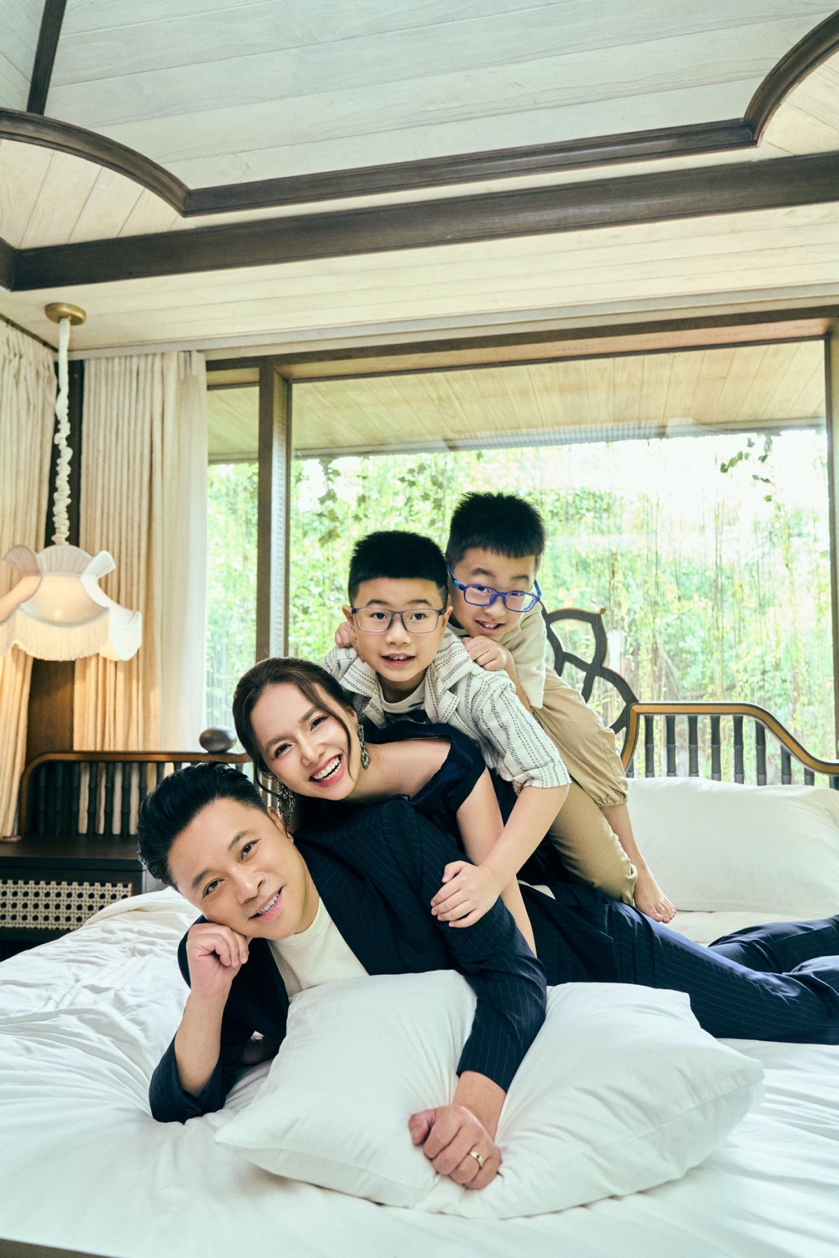 Từ khi về chung một nhà nhà, cặp đôi luôn đồng hành cùng nhau trong công việc. Không chỉ là hậu phương vững chắc, Đinh Ngọc Diệp nỗ lực đồng hành, hỗ trợ chồng hết mực trong quá trình làm phim. Cô không chỉ xuất hiện với vai trò diễn viên mà còn tham gia vào nhiều khâu phía sau hậu trường, góp phần cùng chồng tạo nên những dự án chỉn chu và tâm huyết.