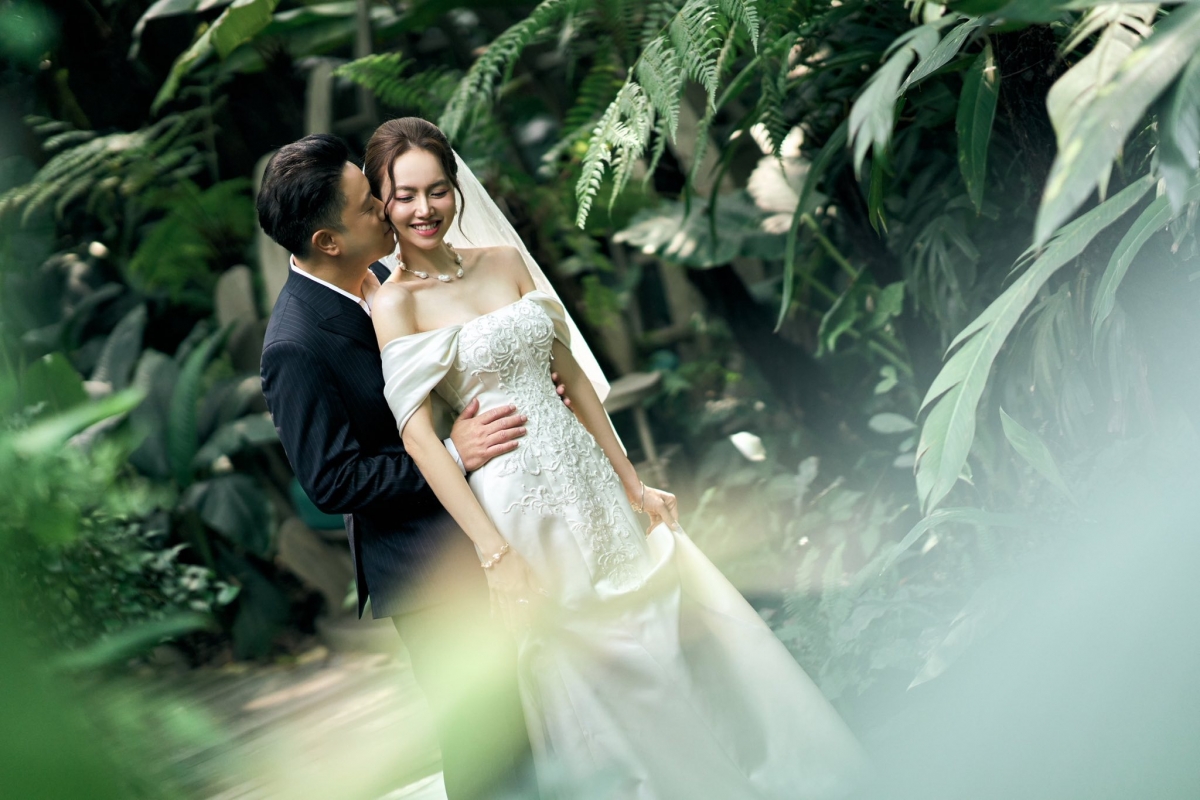 Trên trang cá nhân, đạo diễn Victor Vũ đăng loạt ảnh bên bà xã Đinh Ngọc Diệp và hai con trai nhân dịp kỷ niệm 10 năm ngày cưới. Anh nhắn nhủ đầy tình cảm tới vợ: "Chúc mừng kỷ niệm 10 năm em yêu. Nhìn lại 10 năm, anh chỉ thấy biết ơn. Biết ơn vì có em! Vì có hai cậu con trai yêu quý của mình! Nhờ có em và các con, mọi niềm vui, mọi lo lắng, mọi ước mơ đều có thêm ý nghĩa. Cảm ơn em vì 10 năm đã qua, và vì tất cả những năm tháng phía trước!".