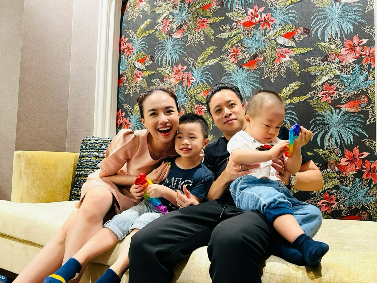 Đinh Ngọc Diệp từng chia sẻ với vai trò làm vợ, cô luôn muốn đứng phía sau để chu toàn cho gia đình và con cái. Nhưng với vai trò người làm phim, cô hy vọng sẽ là người đứng cạnh chồng. "Sẽ có những bước tiến, bước lùi nhưng chúng tôi hy vọng sẽ có thể luôn ở cạnh nhau", người đẹp bày tỏ.