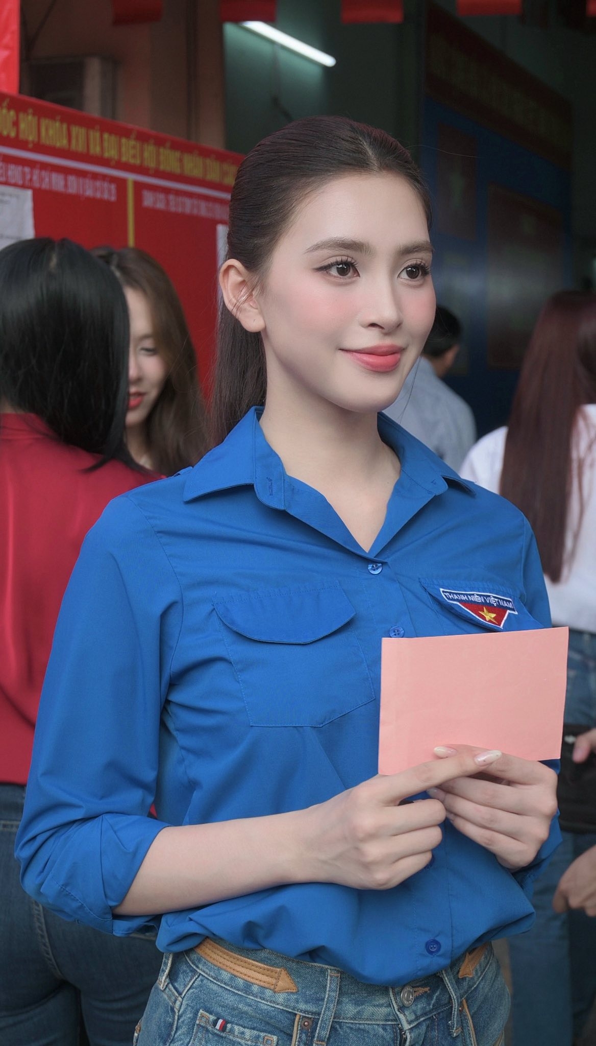 Hoa hậu Tiểu Vy cầm trên tay thẻ cử tri, hào hứng đi bỏ phiếu.