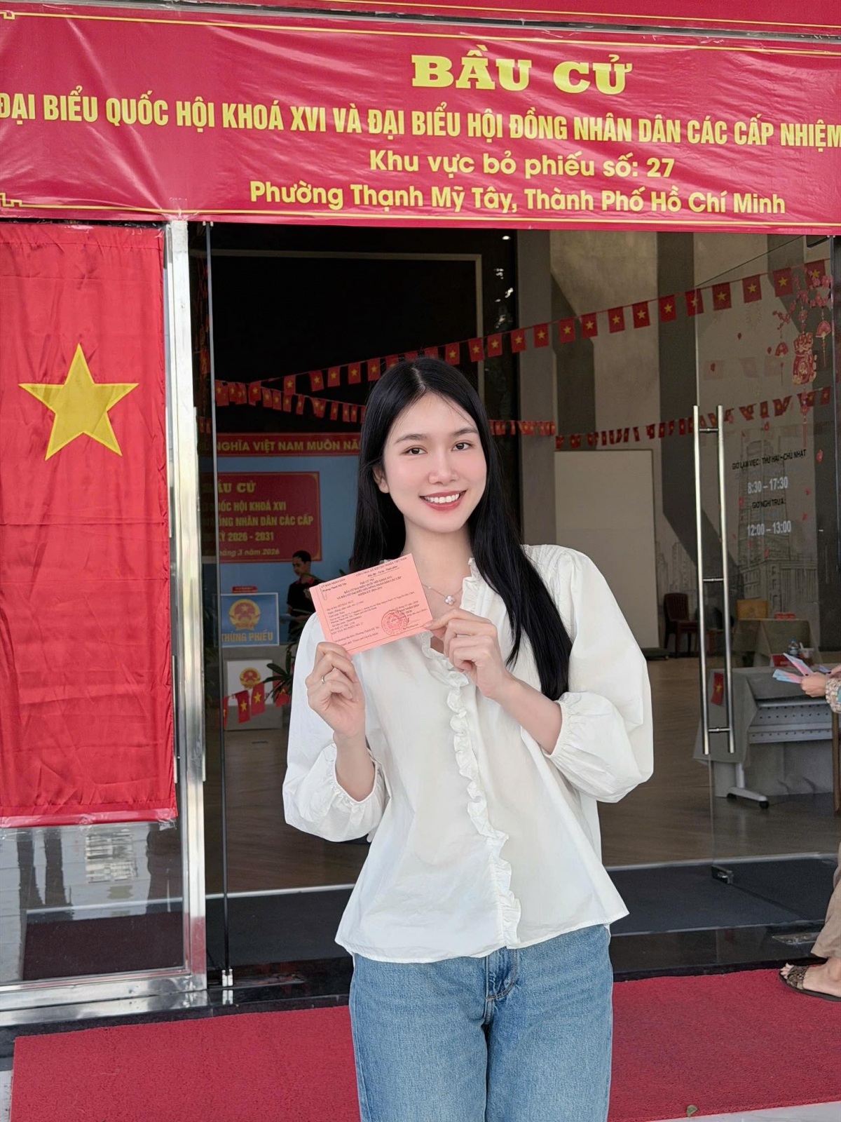 Á hậu Phương Anh tự hào chia sẻ: “Một lá phiếu nhỏ, một trách nhiệm lớn. Hoàn thành nghĩa vụ công dân hôm nay”.