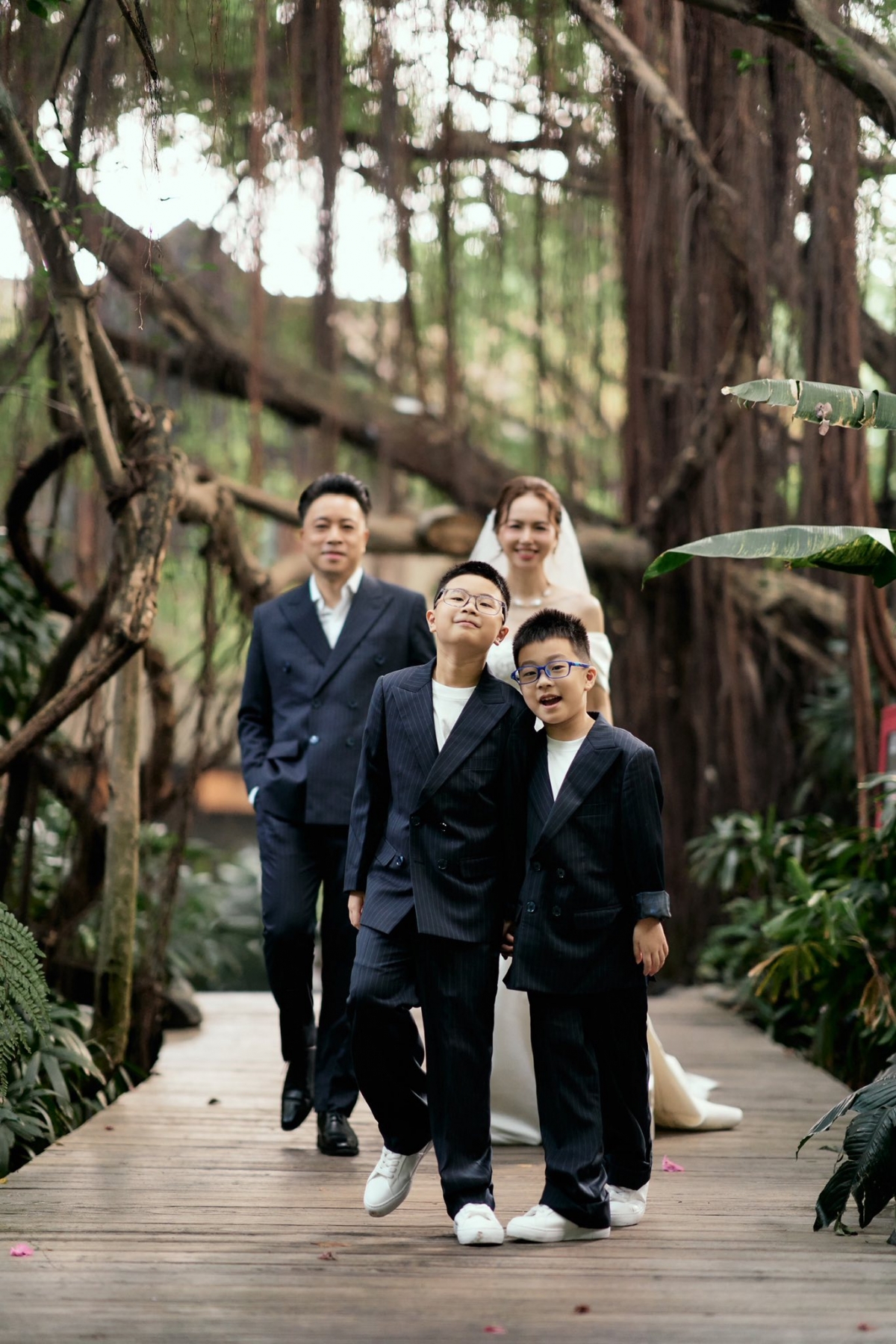 Hai con trai Landon và Nolan diện đồ đồng điệu với bố. 