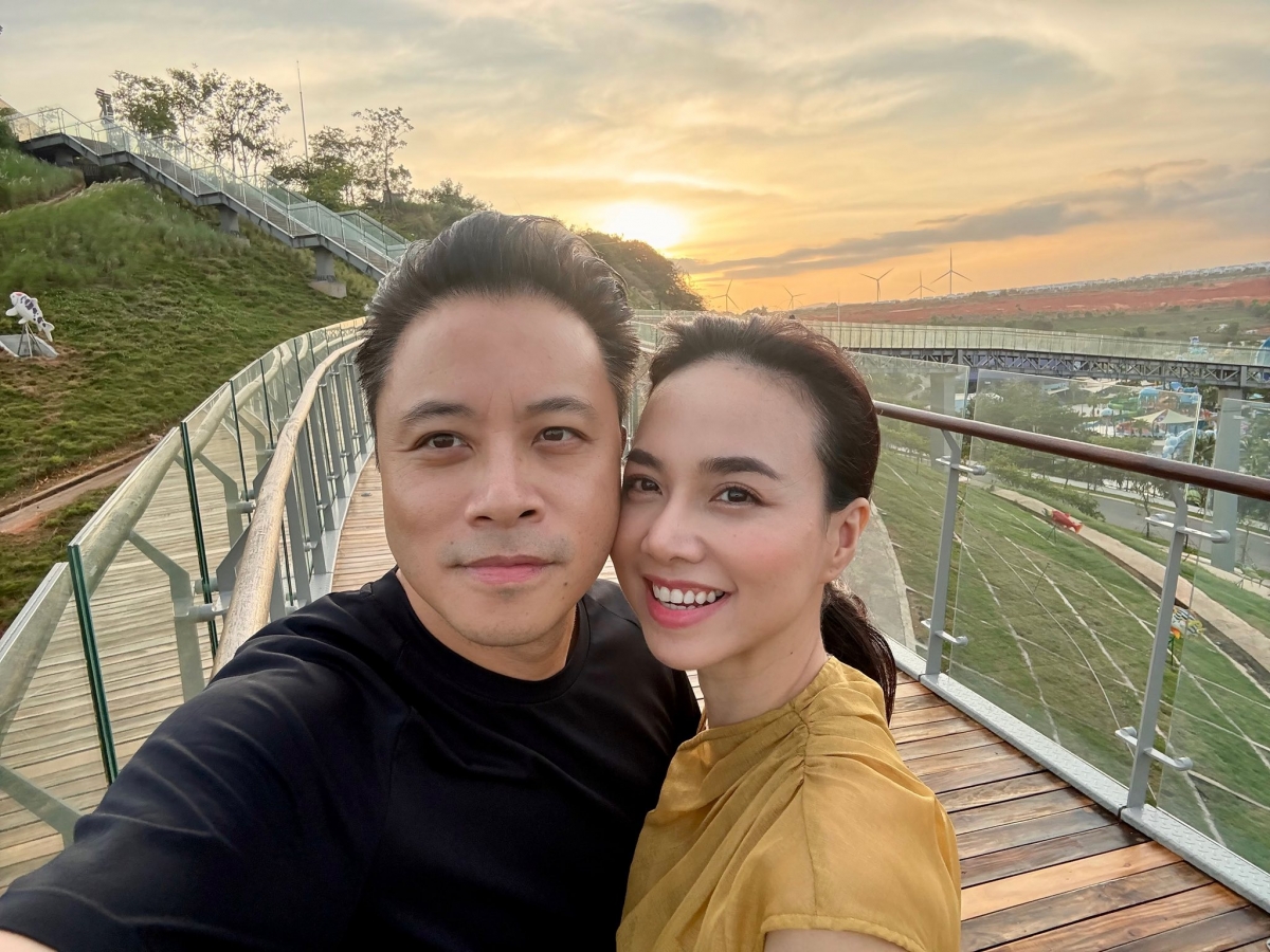 Trong những năm qua, Victor Vũ và Đinh Ngọc Diệp đã cùng nhau tạo nên nhiều tác phẩm điện ảnh đình đám, ghi dấu ấn trong lòng khán giả. Trong đó, "Người vợ cuối cùng" vượt mốc doanh thu 100 tỷ đồng, giúp Victor Vũ lần thứ 2 chinh phục con số ấn tượng này sau phim "Mắt biếc". Năm 2025, sau nhiều năm tập trung cho gia đình và lùi về hậu trường hỗ trợ chồng, Đinh Ngọc Diệp trở lại điện ảnh với vai trò kép: Diễn viên và nhà sản xuất của bộ phim “Thám tử Kiên: Kỳ án không đầu”. Phim nhận được nhiều phản hồi tích cực của khán giả và giới chuyên môn, đạt tổng doanh thu 248 tỷ đồng.