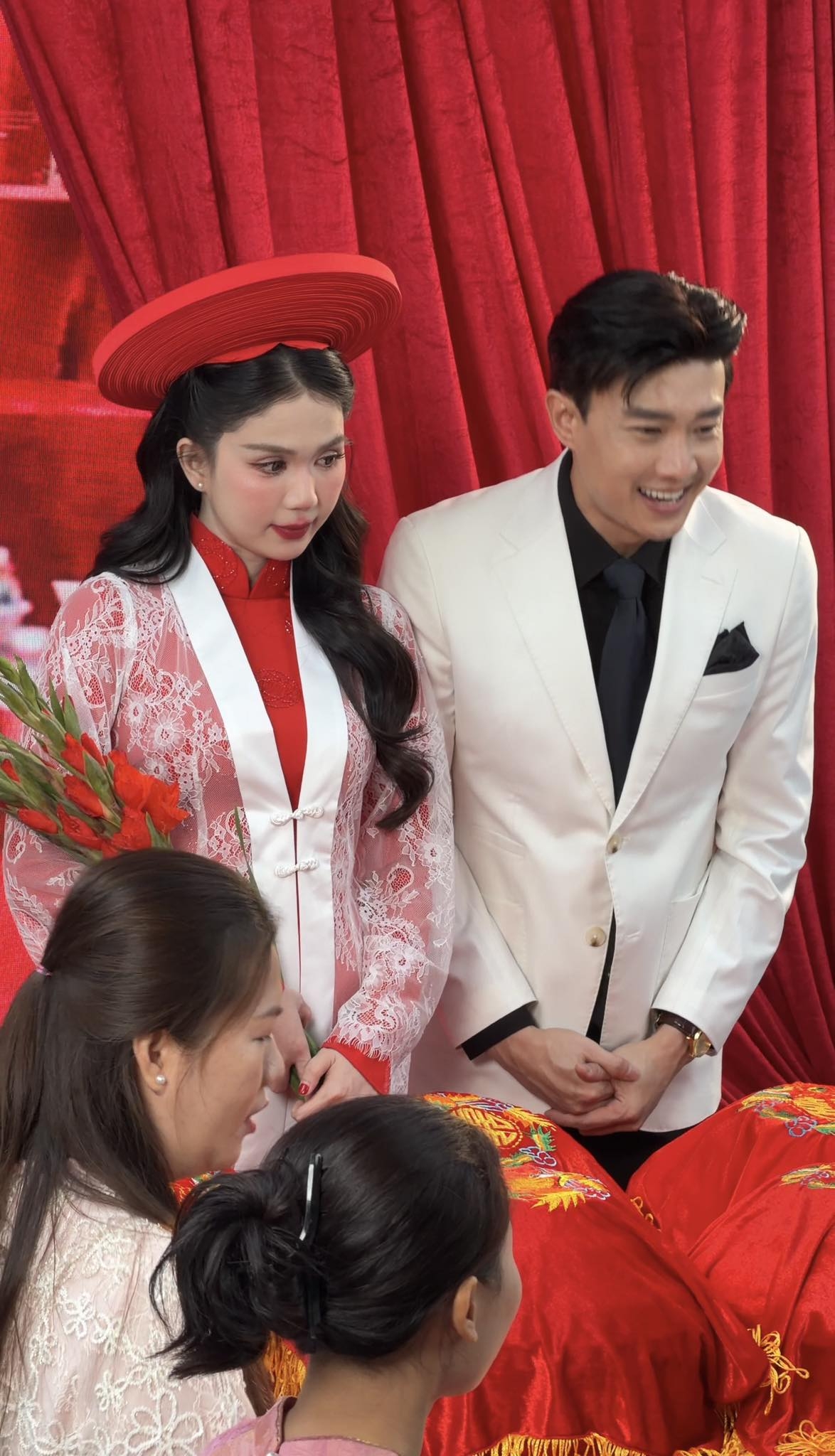 Diễn viên Quốc Trường đăng ảnh mặc trang phục cưới chụp cùng Ngọc Trinh trong đám hỏi và đính chính đây chỉ là ảnh dàn dựng, đề nghị mọi người không đồn thổi. Thời gian qua, hai người vướng tin đồn hẹn hò vì thường xuyên xuất hiện chung.