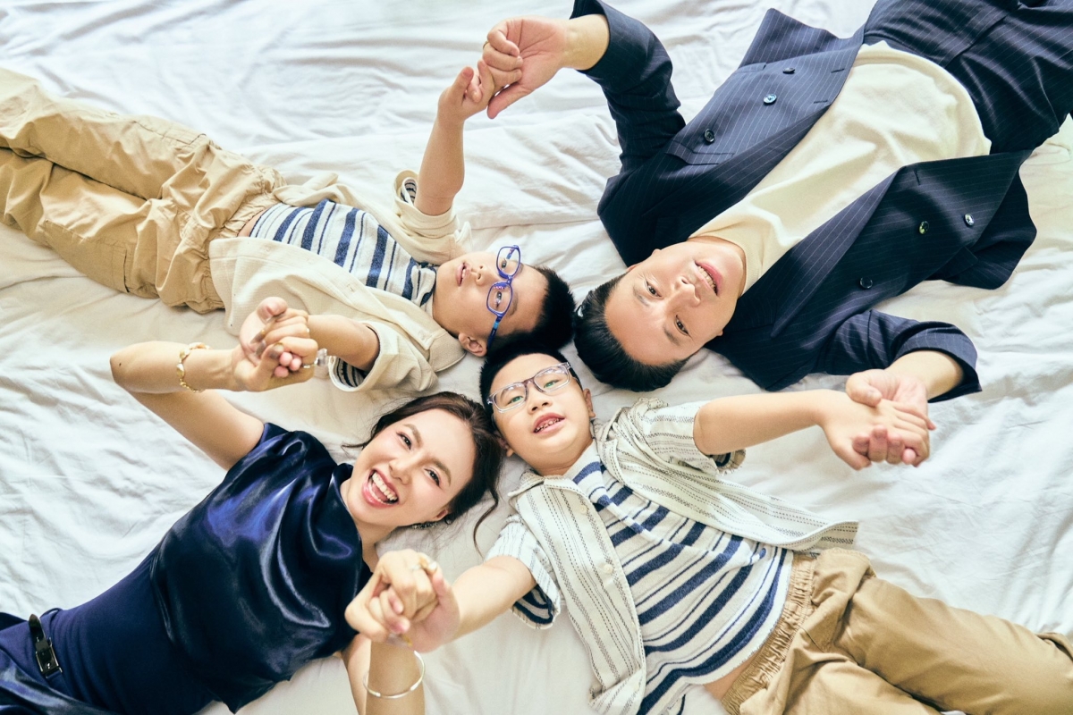 Victor Vũ và Đinh Ngọc Diệp gặp nhau lần đầu khi hợp tác trong bộ phim điện ảnh đầu tiên của nam đạo diễn tại Việt Nam - "Chuyện tình xa xứ", sau đó là "Cô dâu đại chiến". Hai người nảy sinh mối quan hệ tình cảm sau nhiều năm làm việc chung. Năm 2016, cặp đôi chính thức kết hôn. Năm 2018, cả hai chào đón con trai đầu lòng. Đinh Ngọc Diệp sinh con trai thứ 2 vào năm 2020. 