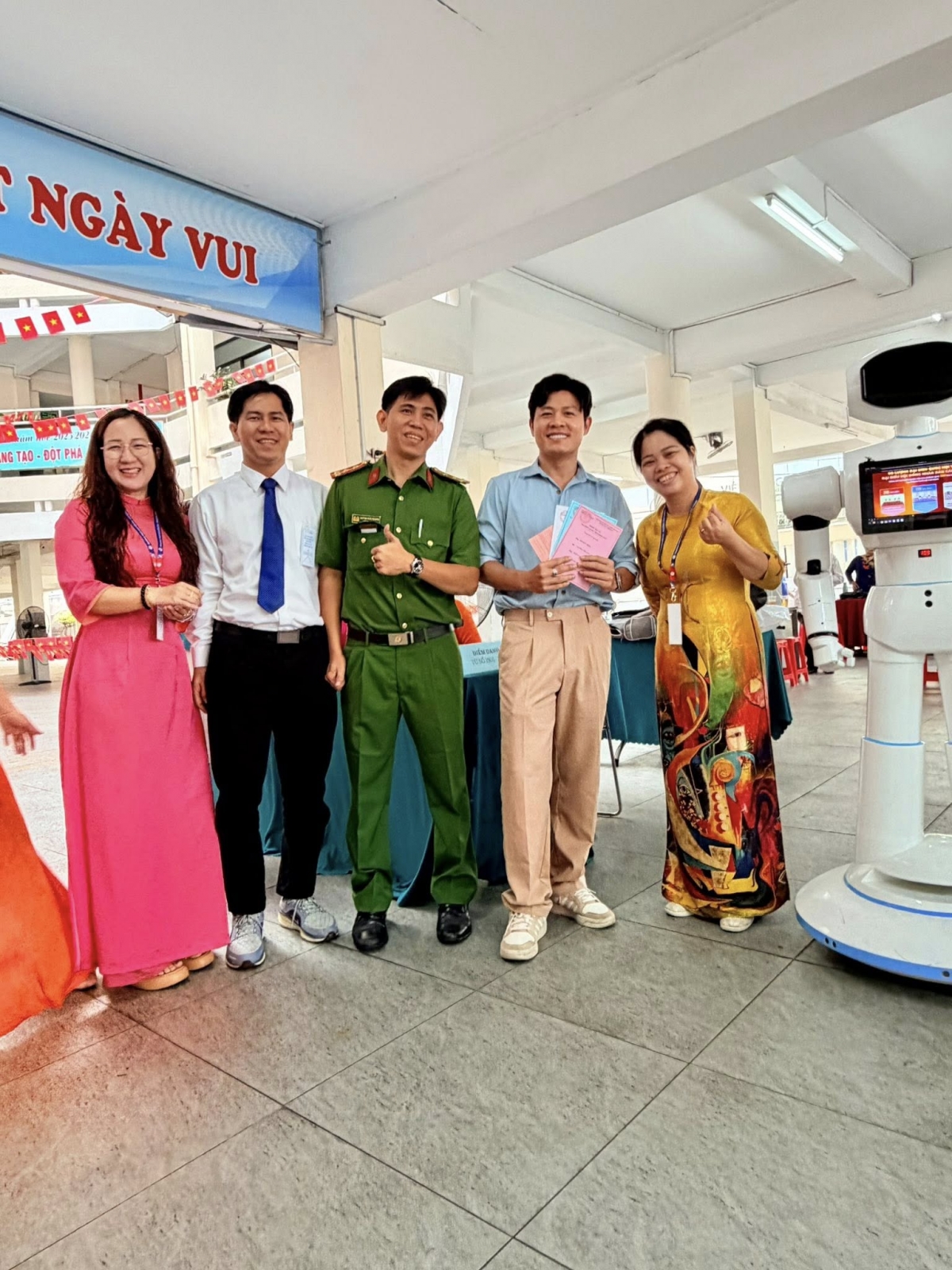 Nhạc sĩ Nguyễn Văn Chung (thứ 2 từ phải sang) tại điểm bỏ phiếu.