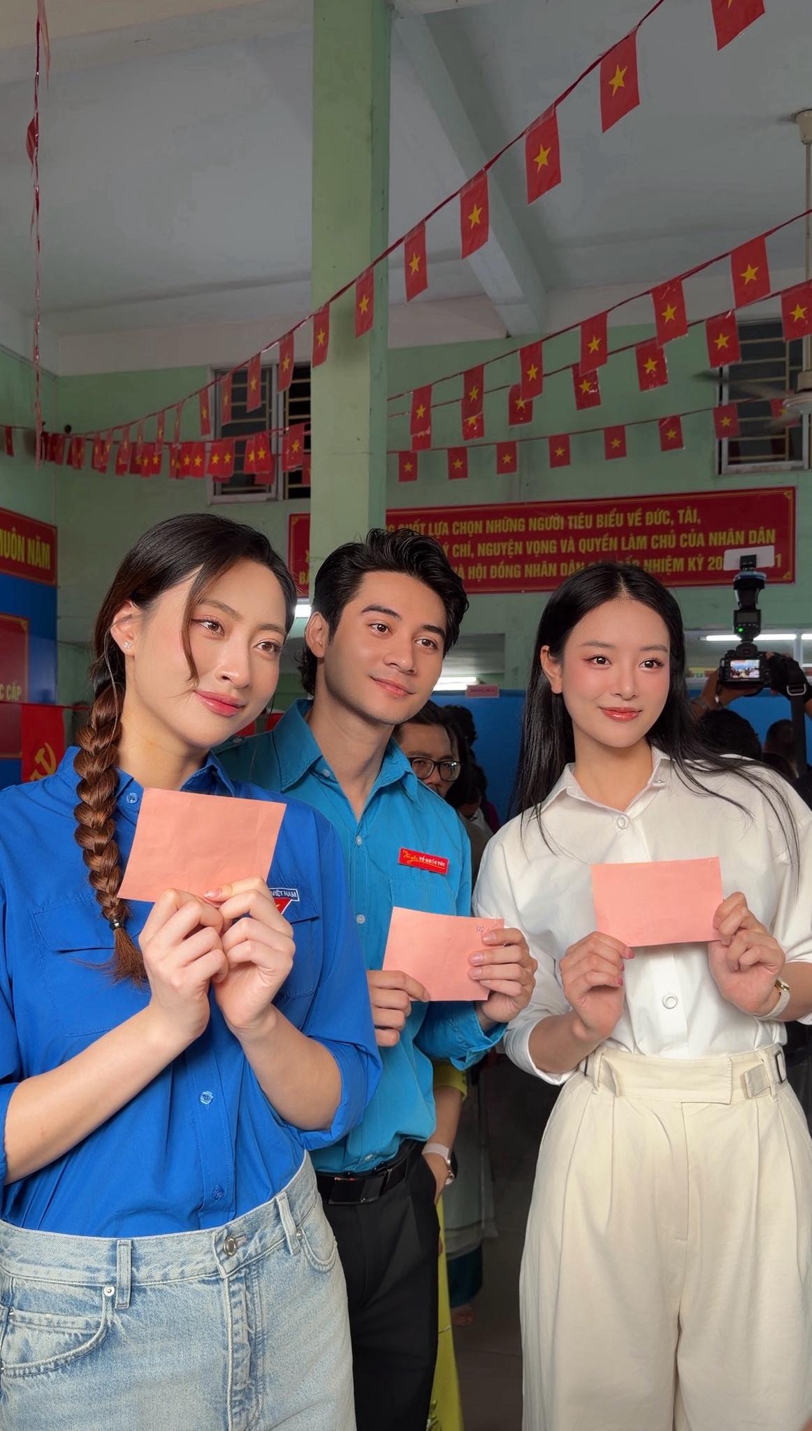 Từ trái qua: Hoa hậu Lương Thùy Linh, Á vương Tuấn Ngọc, Á hậu Bùi Khánh Linh lựa chọn áo xanh tình nguyện và áo sơ mi trắng khi tham gia vào ngày hội lớn của toàn dân.