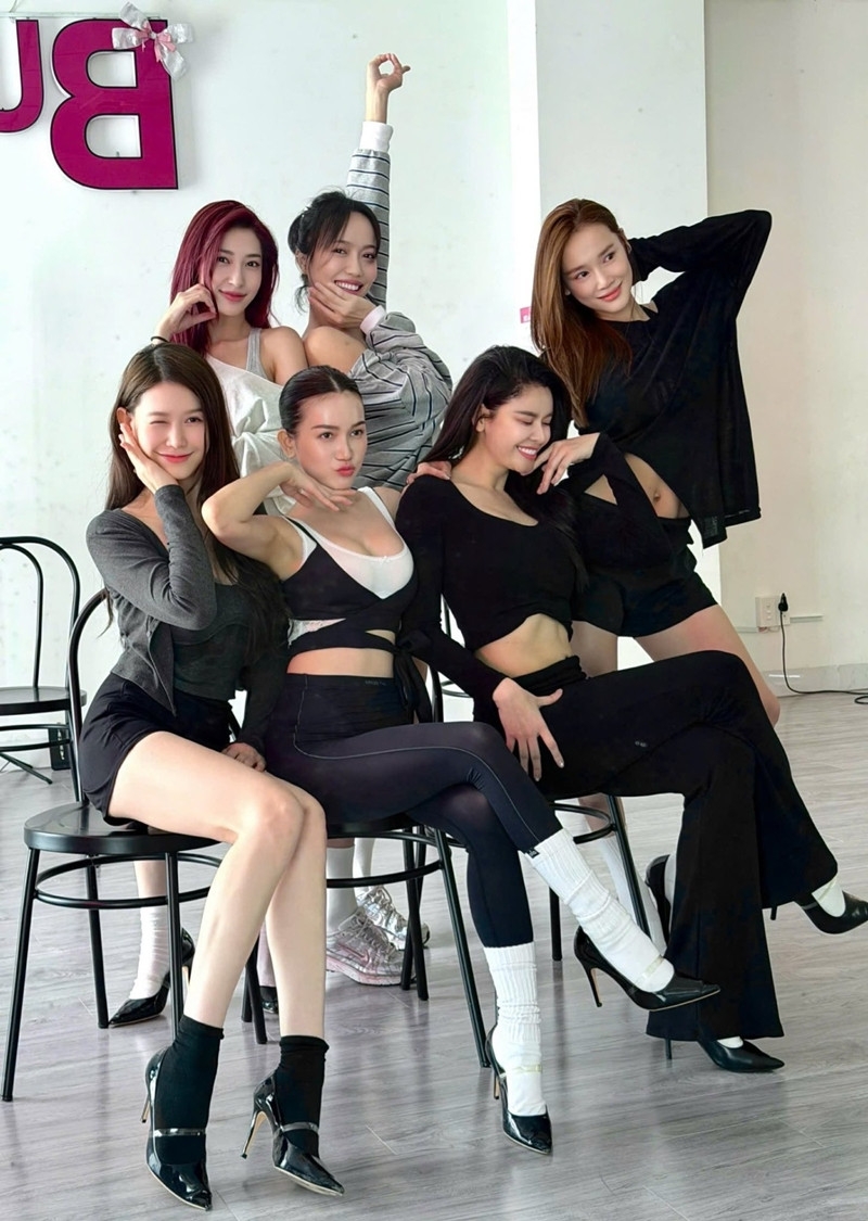 Nhã Phương tự tin diện áo croptop, khoe vòng bụng săn chắc trong buổi tập nhảy cùng nhóm bạn.