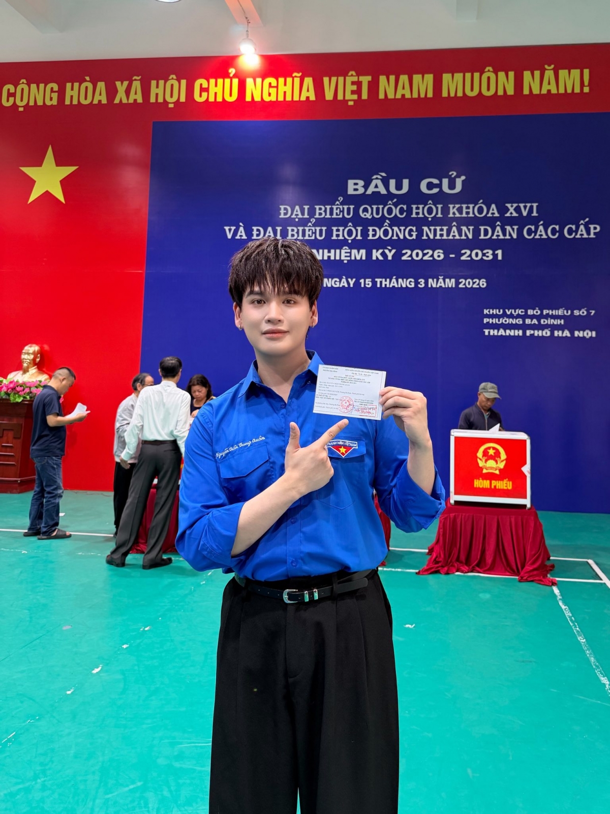 Ca sĩ Nguyễn Trần Trung Quân có mặt tại điểm bầu cử từ 7h, cùng các thanh niên phường Ba Đình (Hà Nội) hỗ trợ các cử tri trong công tác bầu cử. Anh chia sẻ: "Mỗi lá phiếu xin đặt trọn niềm tin vào các đại biểu, mong rằng các đại biểu khoá mới thật nhiều đột phá, cống hiến cho nhân dân, cho Tổ quốc".