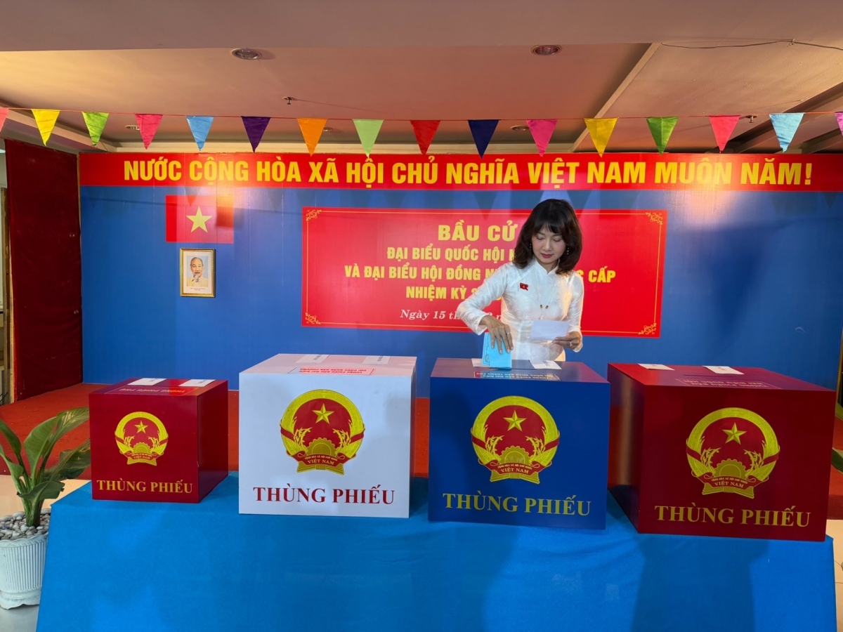 NSND Mỹ Uyên mặc áo dài tham gia bỏ phiếu. "Chúc cho một ngày bầu cử thật ý nghĩa", cô chia sẻ.